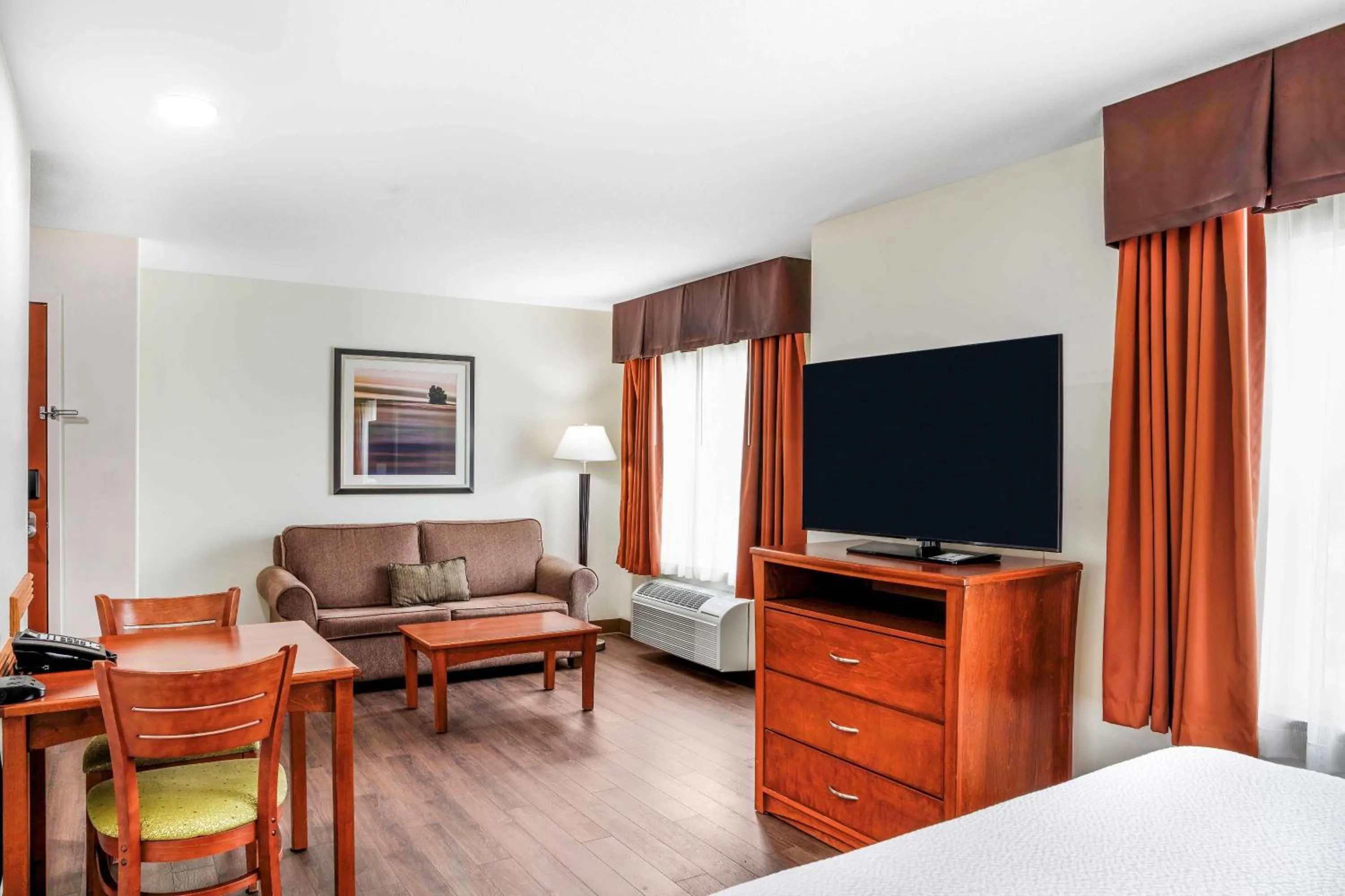 Photo of the whole room, Bed in Days Inn & Suites by Wyndham Sherwood Park Edmonton
