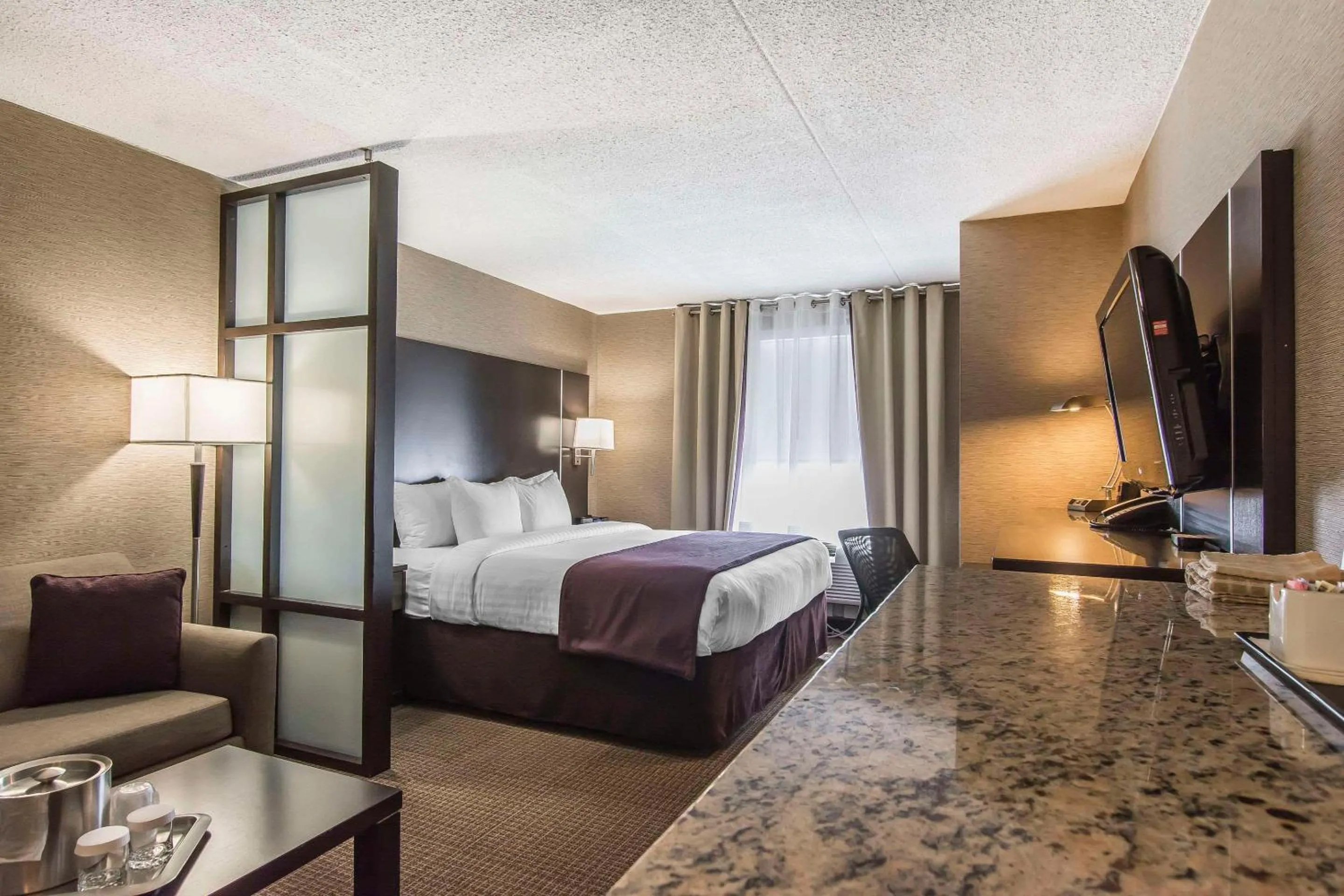 Bedroom, Bed in Quattro Hotel & Conf Centre, an Ascend Collection Hotel