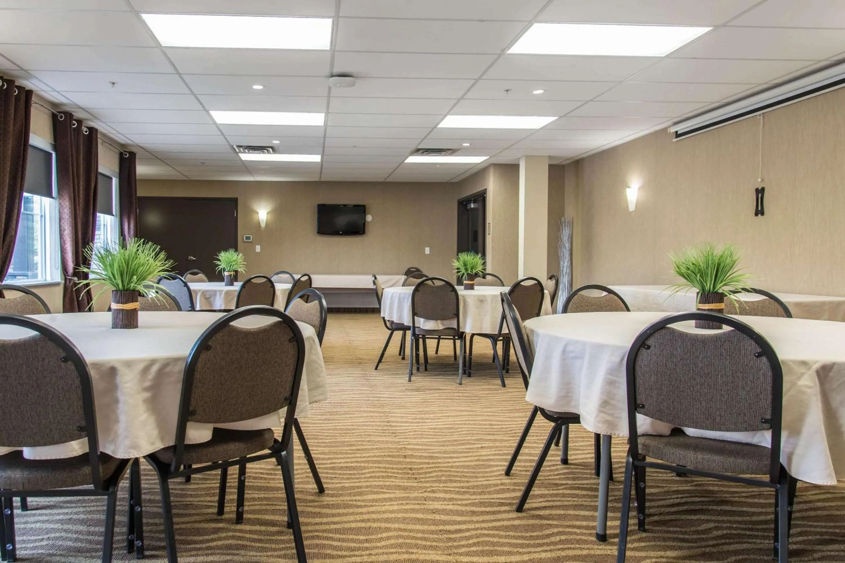 Meeting/conference room in MainStay Suites Winnipeg