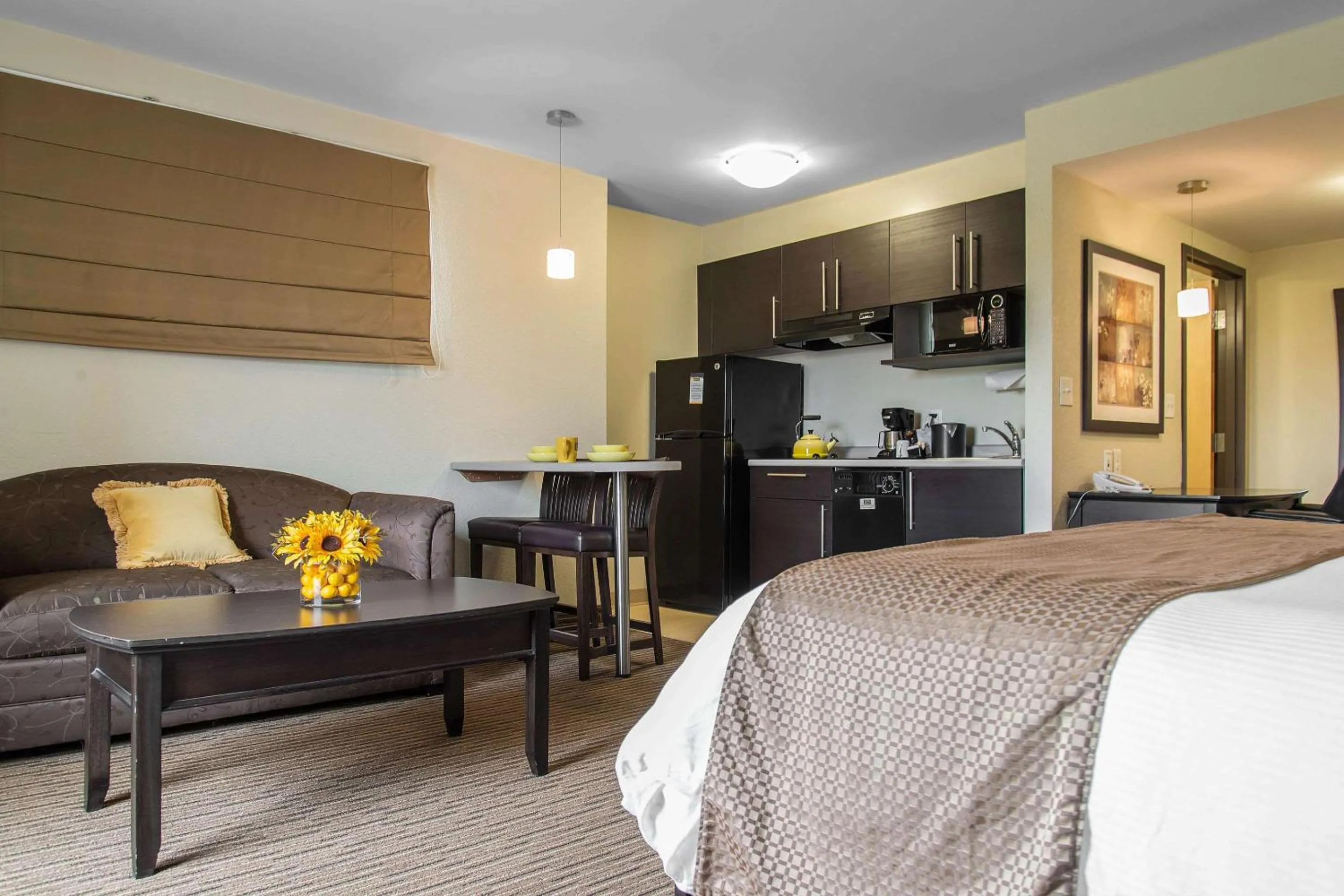 Bedroom, Bed in MainStay Suites Winnipeg
