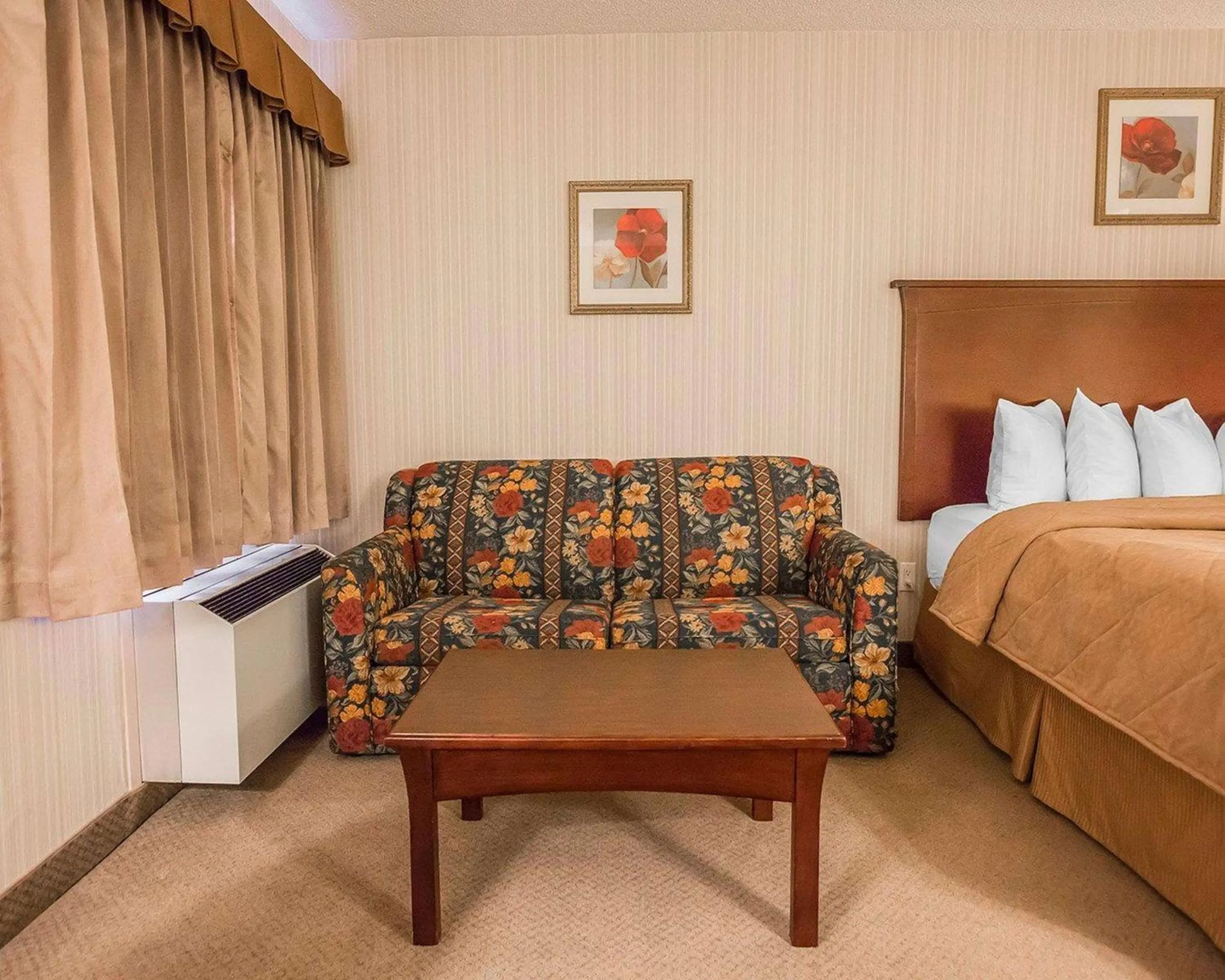 Bedroom, Bed in Quality Inn & Conference Centre