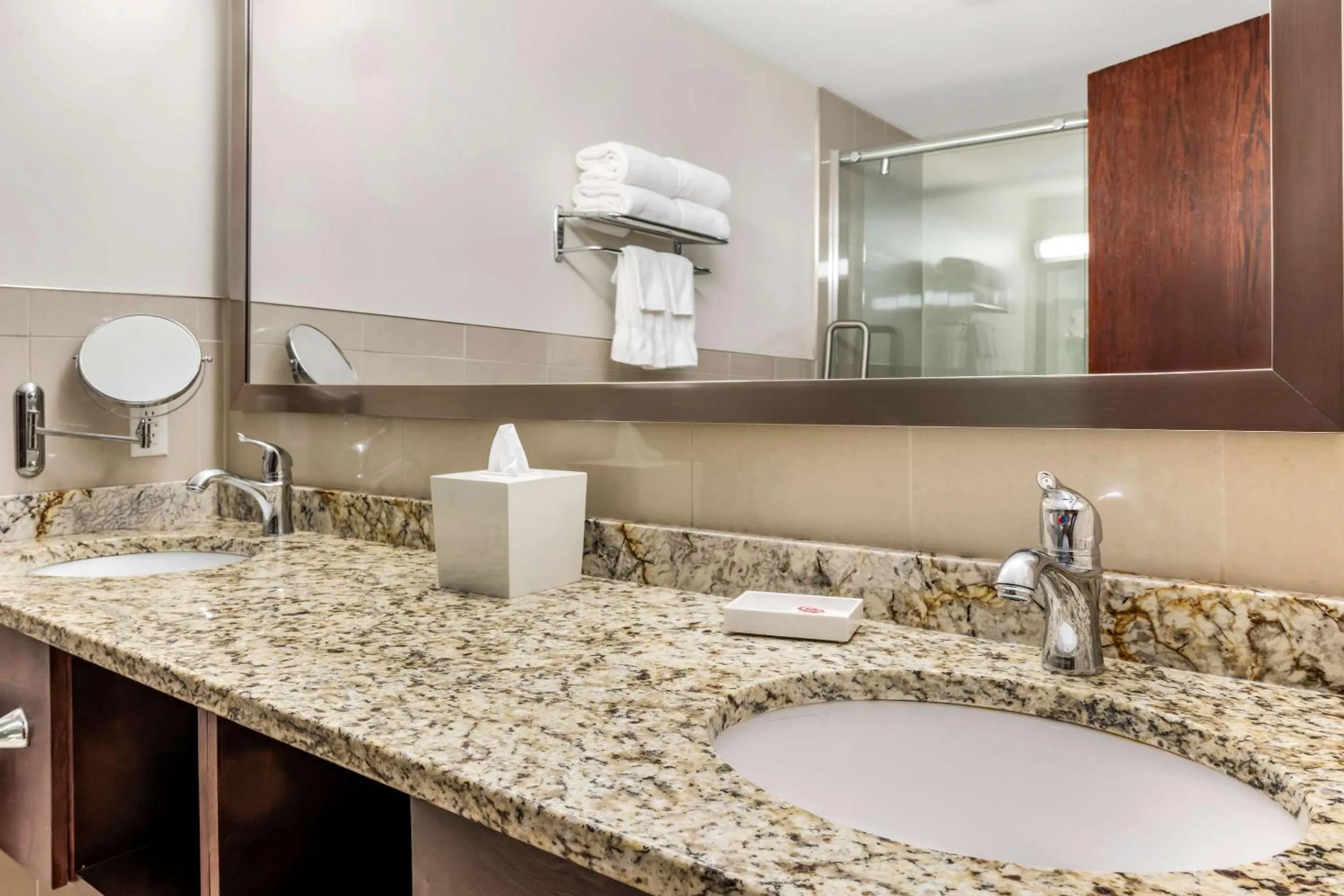 Bedroom in Comfort Hotel Bayer's Lake