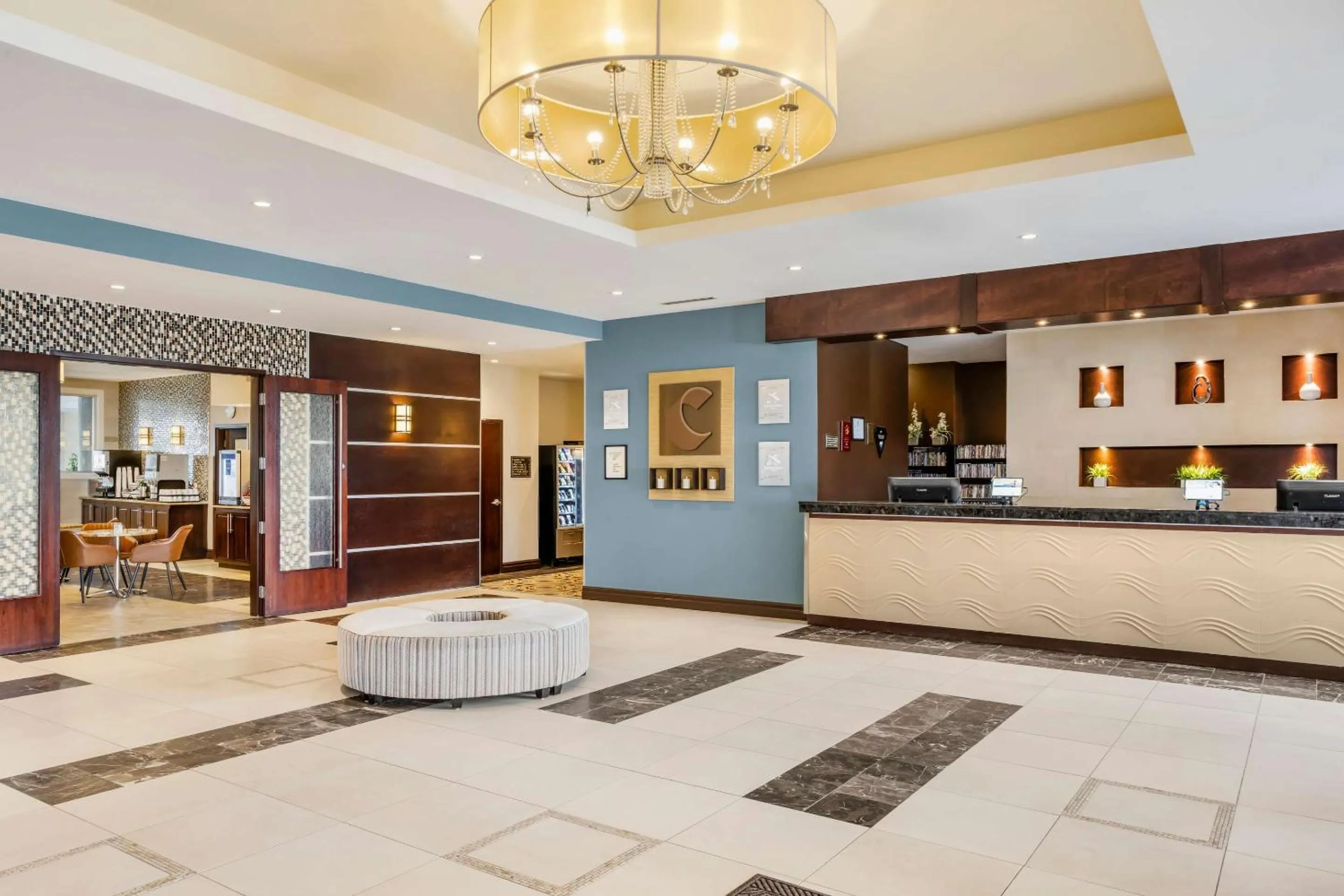 Lobby or reception in Comfort Hotel Bayer's Lake