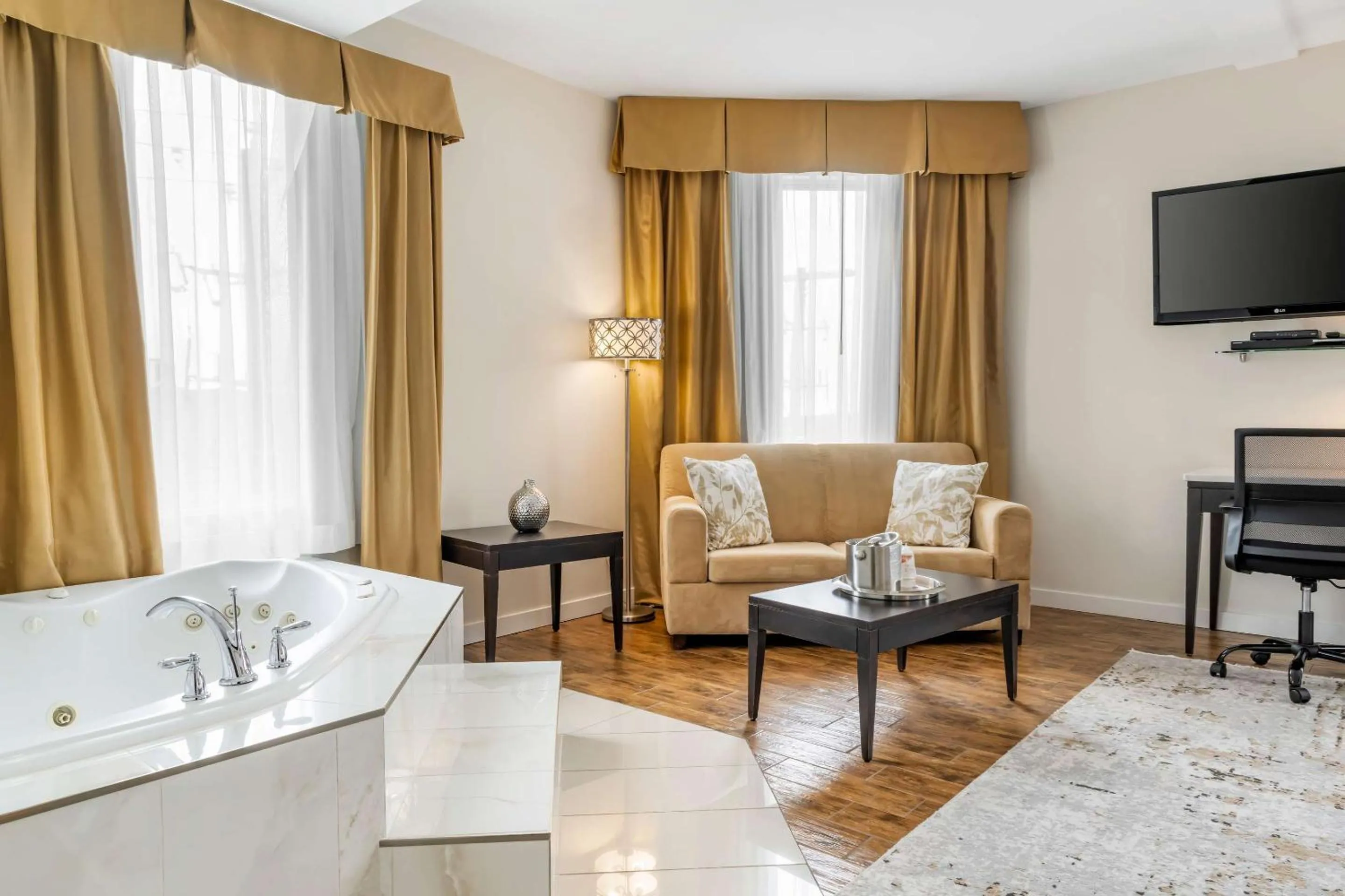 Bedroom, Bed in Comfort Hotel Bayer's Lake