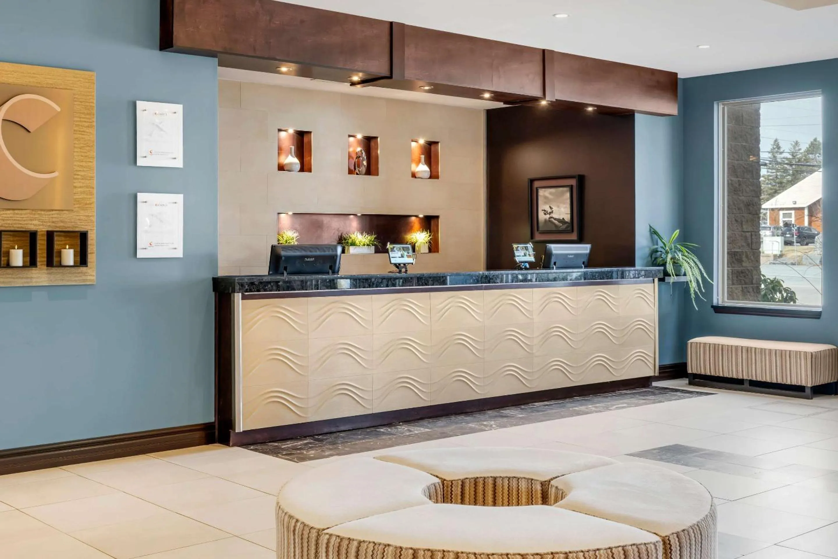 Lobby or reception in Comfort Hotel Bayer's Lake