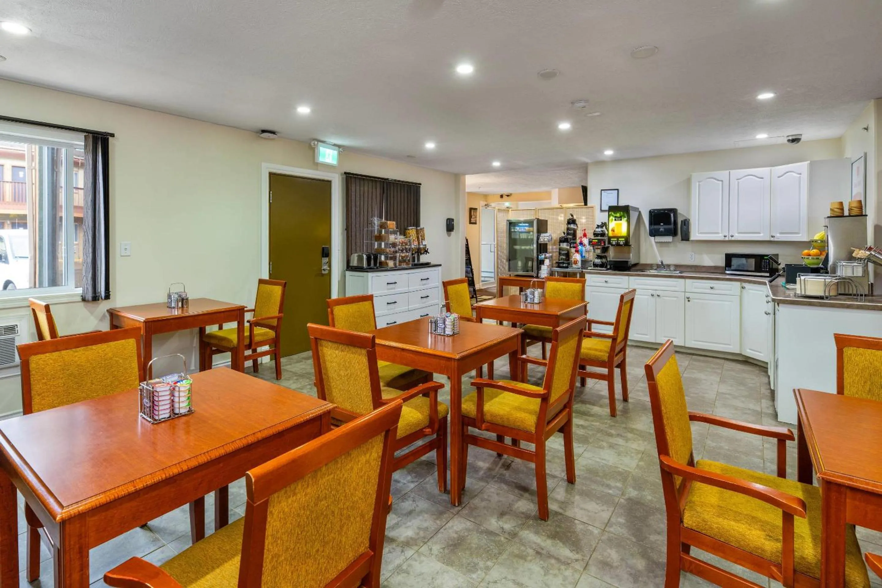 Breakfast in Econo Lodge Inn & Suites High Level