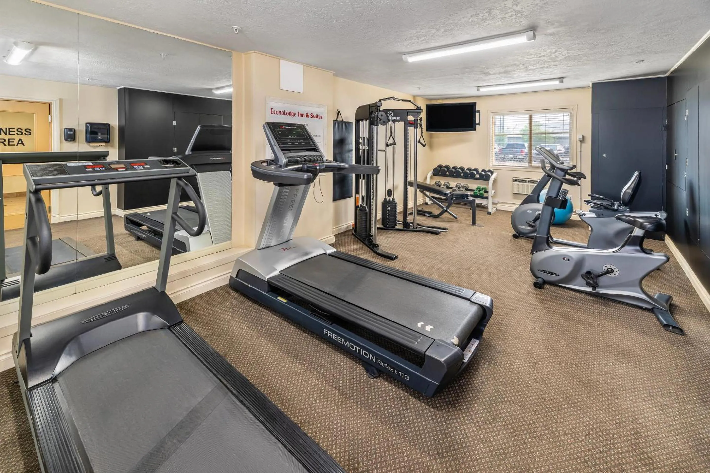 Fitness centre/facilities in Econo Lodge Inn & Suites High Level