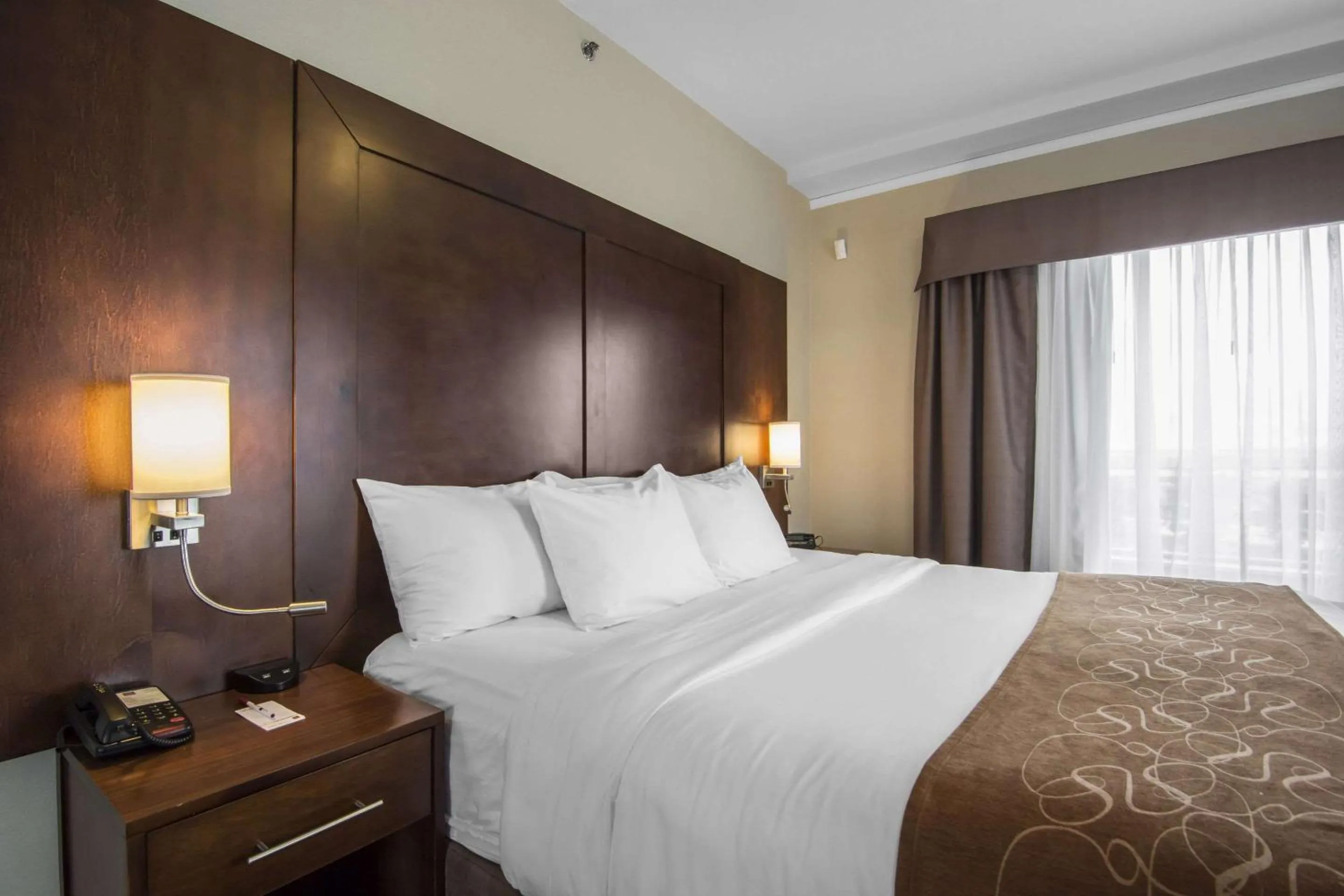 Photo of the whole room, Bed in Comfort Suites