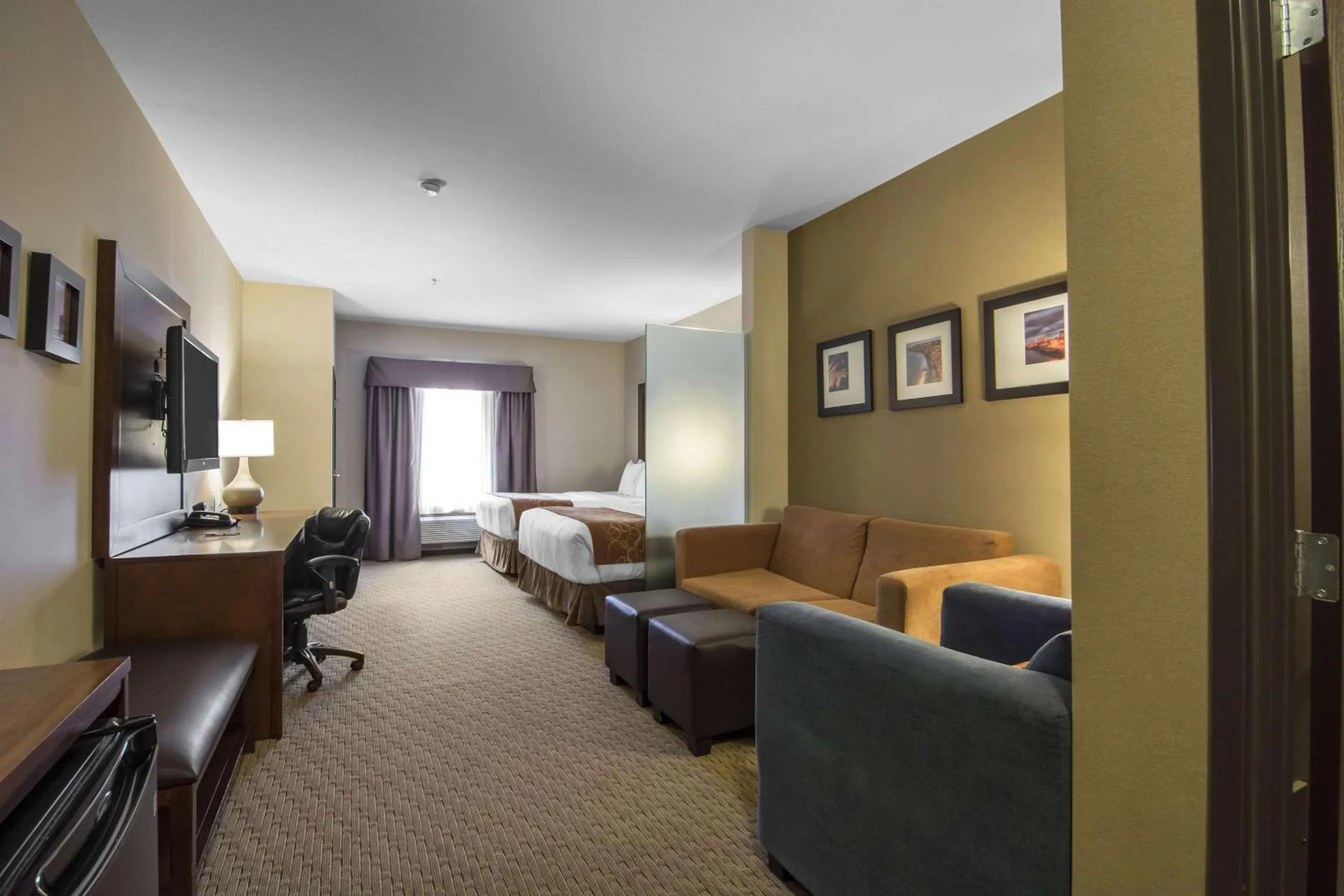 Photo of the whole room in Comfort Suites