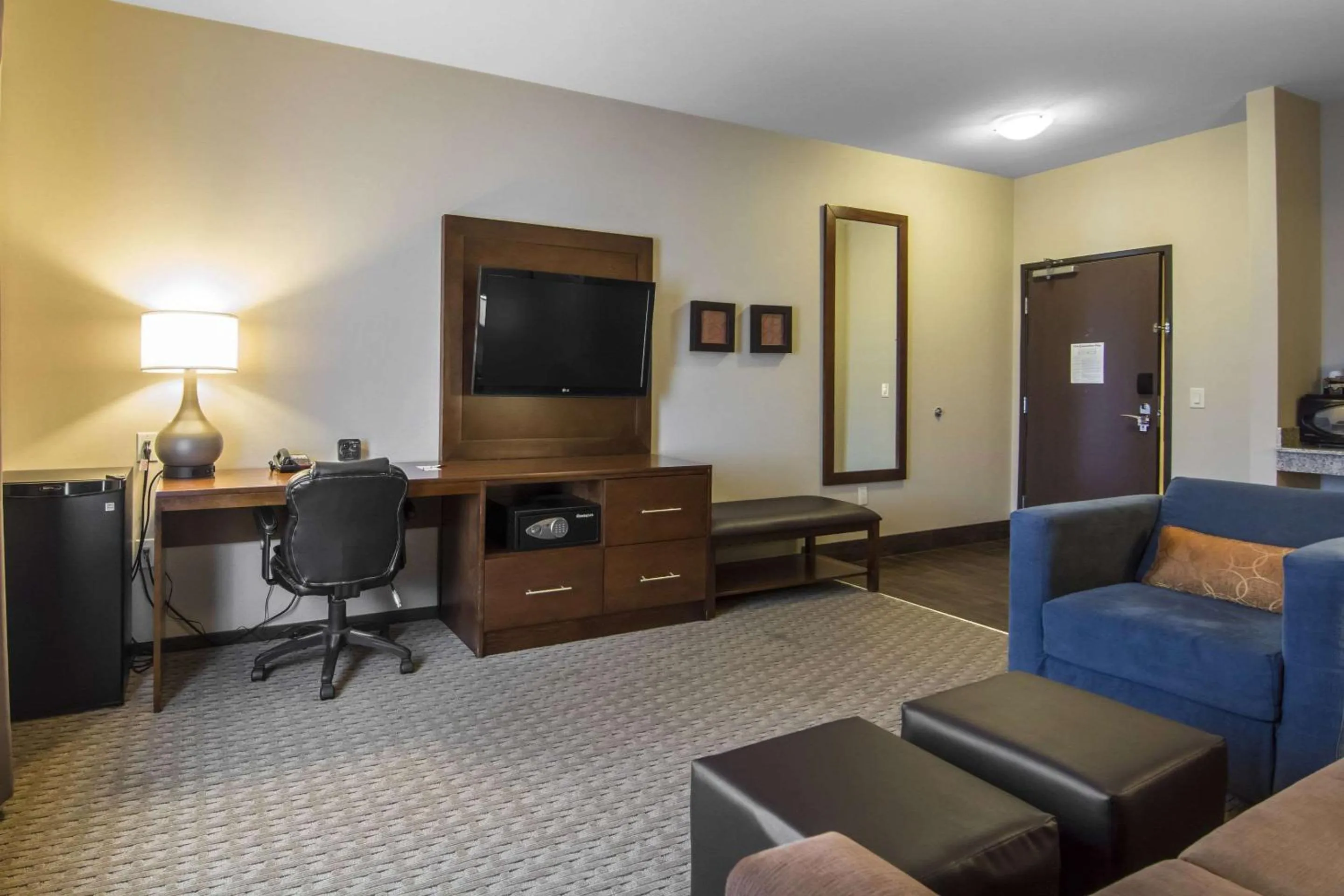 Photo of the whole room in Comfort Suites