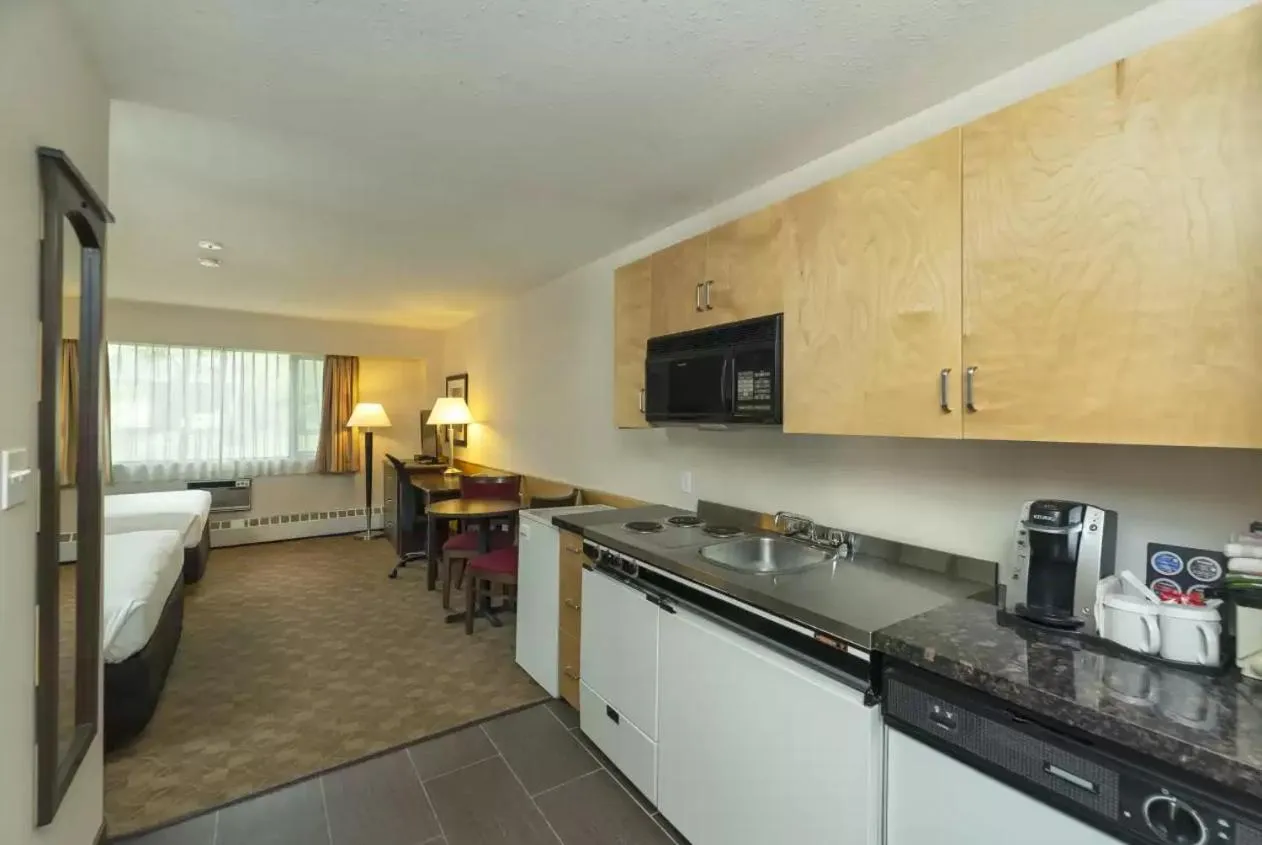 Kitchen or kitchenette, Bed in Quality Inn