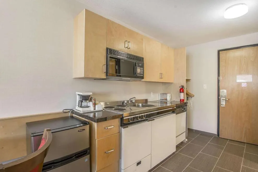 Kitchen or kitchenette in Quality Inn