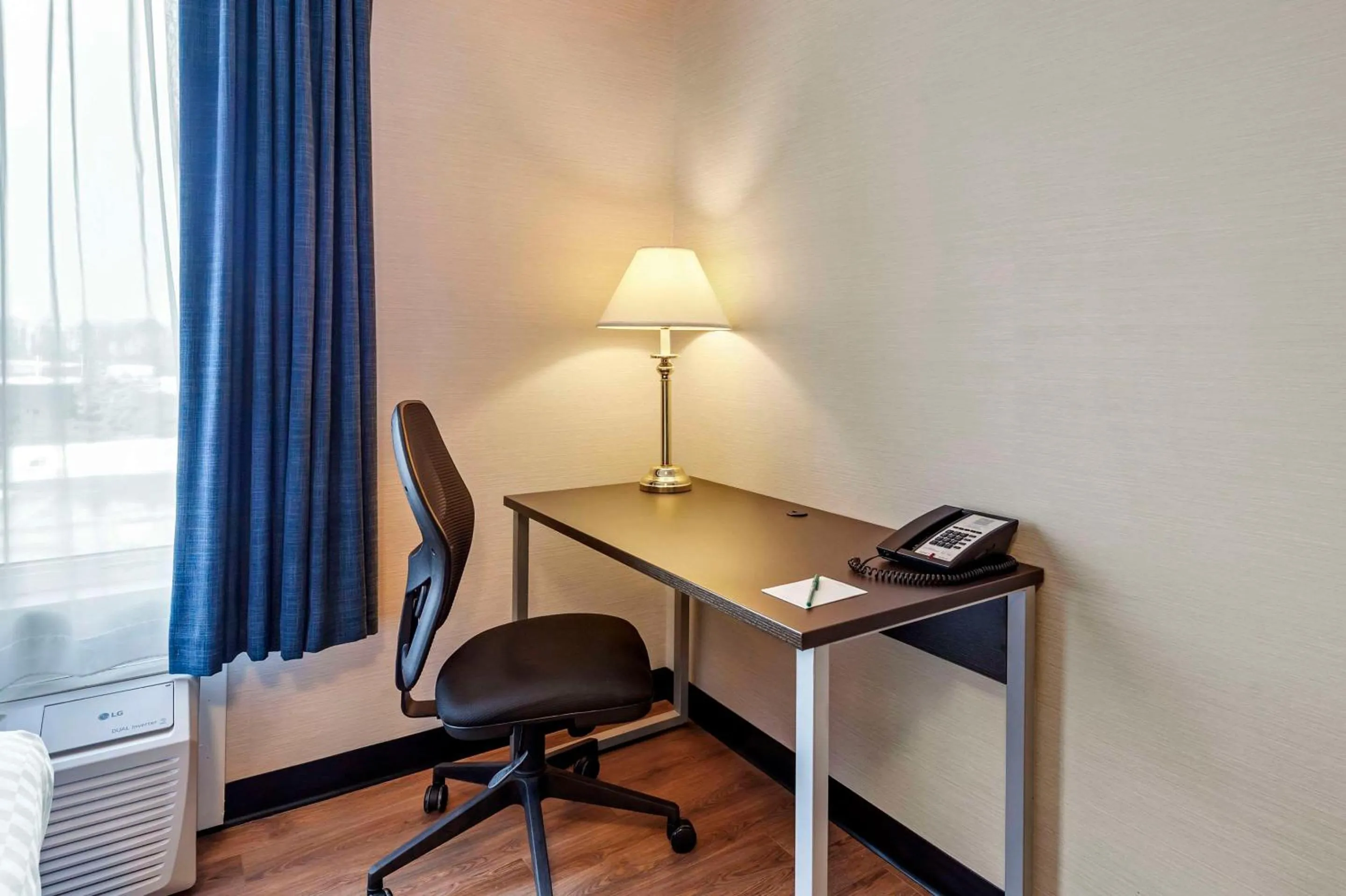 Bedroom in Quality Inn