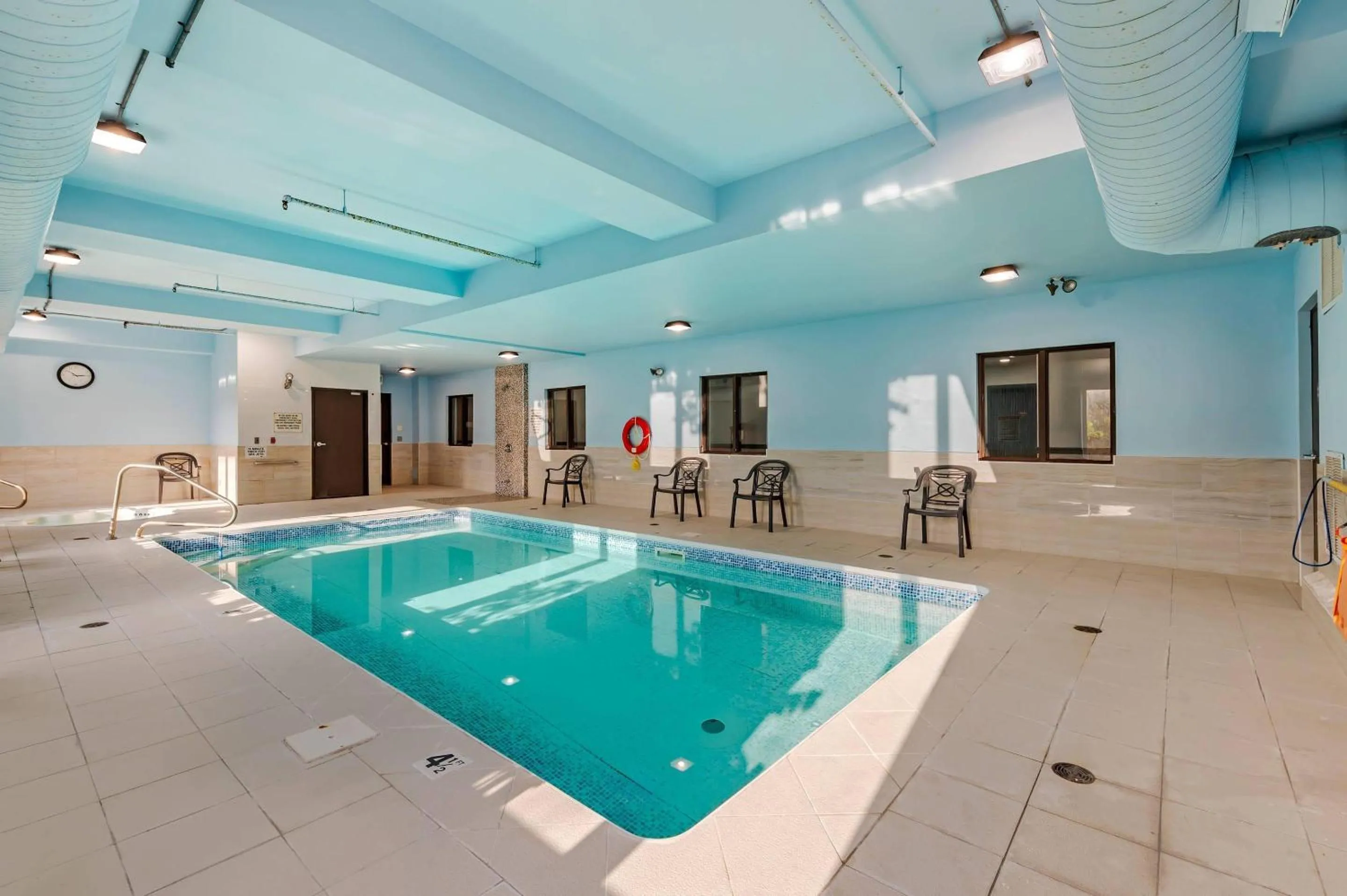 Swimming pool in Quality Inn