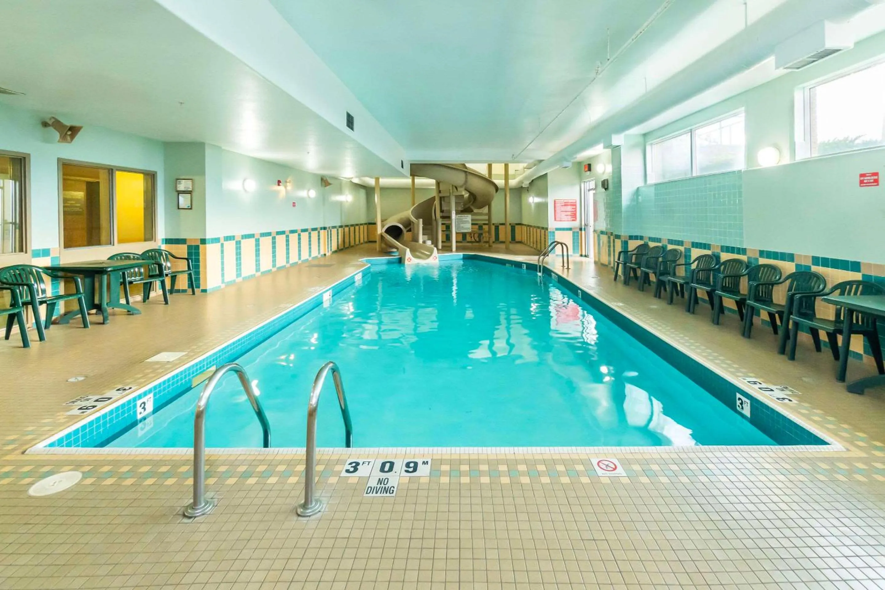 Swimming pool in Comfort Inn & Suites