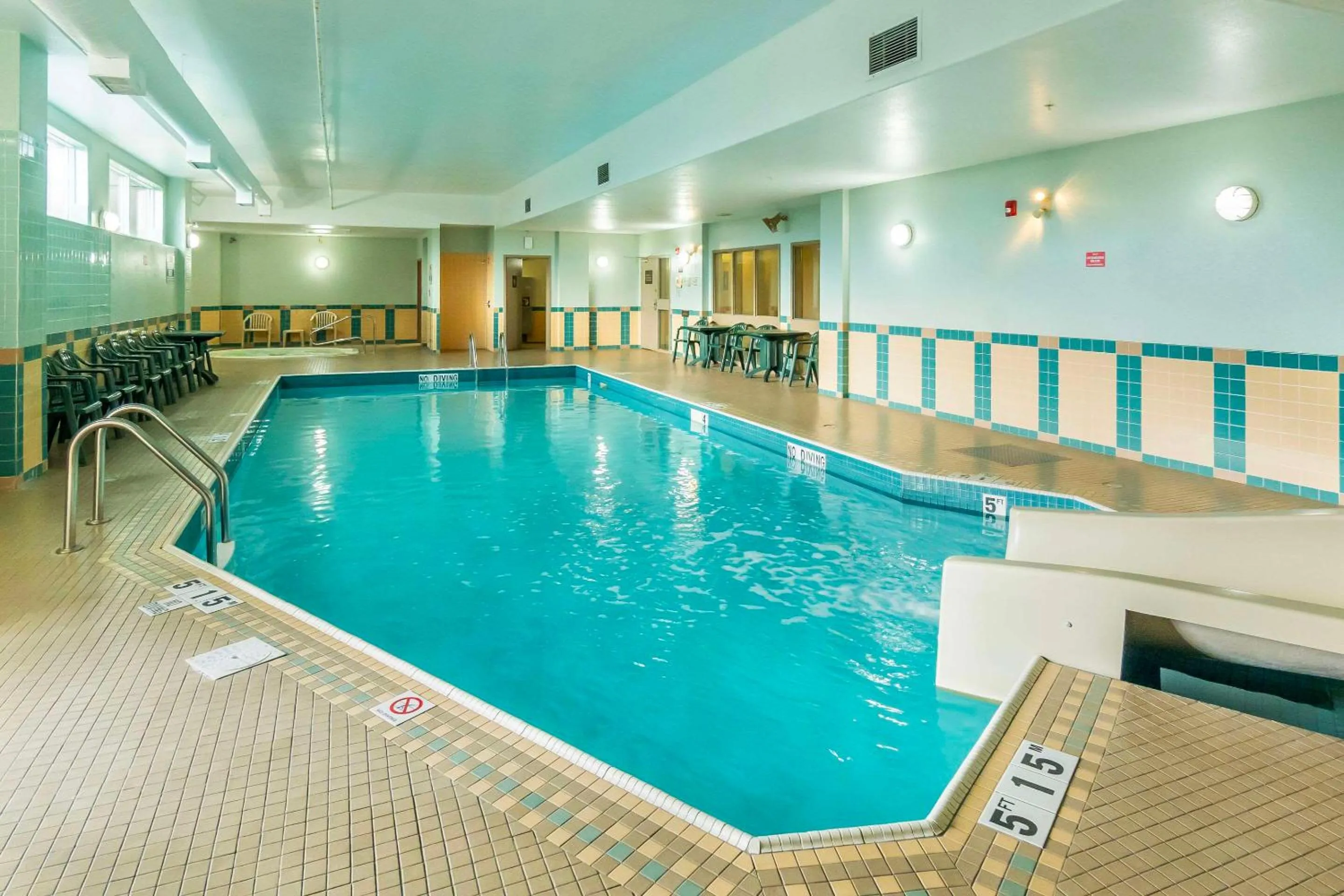 Swimming pool in Comfort Inn & Suites