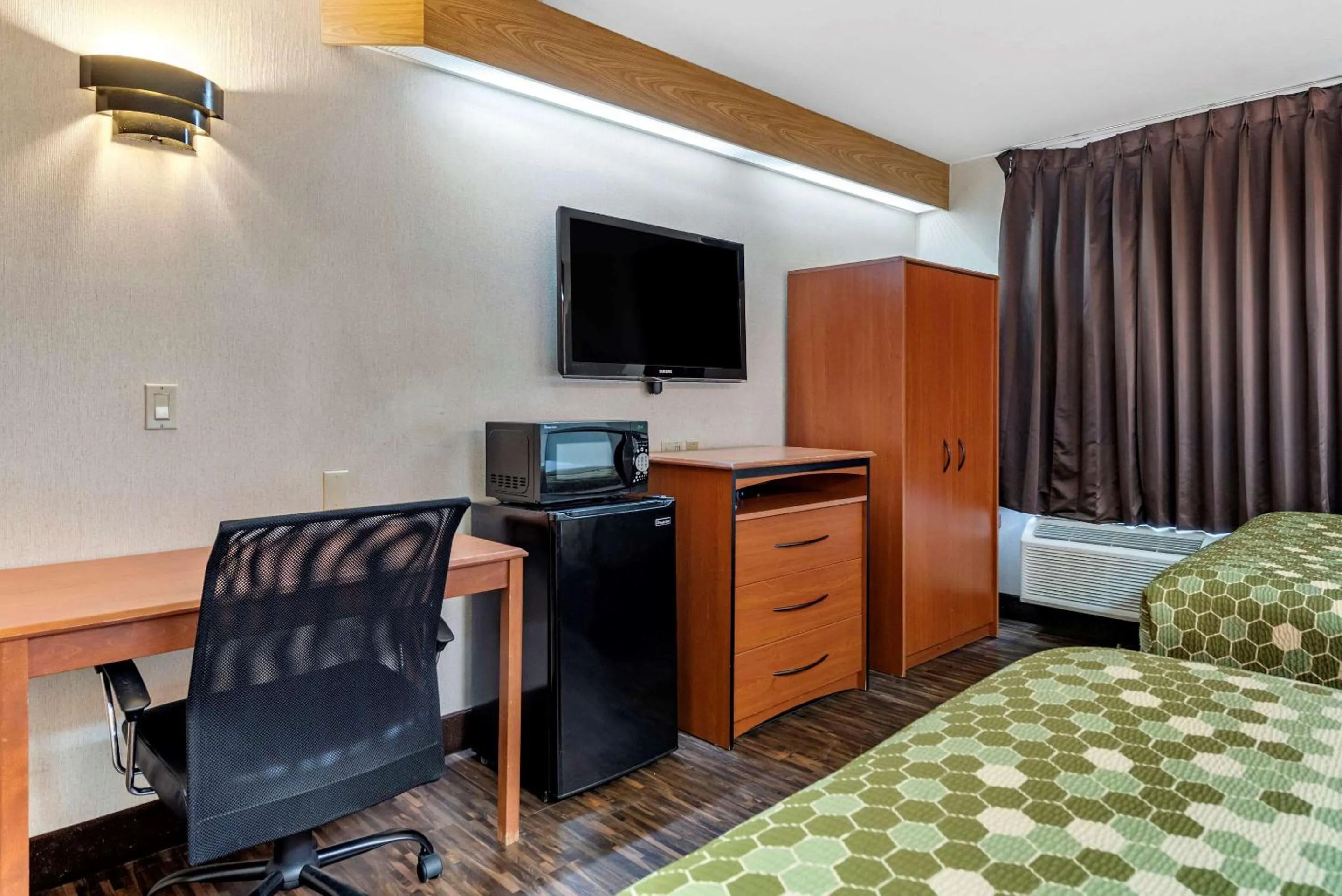 Photo of the whole room, Bed in Econo Lodge North Academy