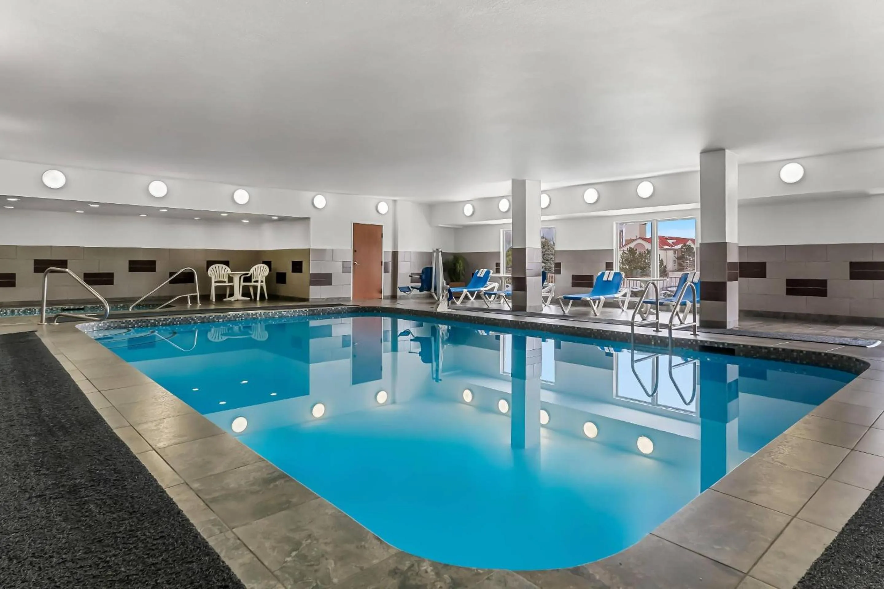 Swimming pool in Comfort Suites Denver Tech Center