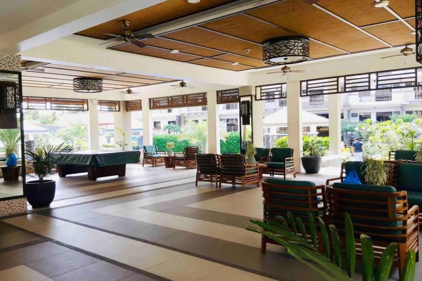 Property building in MaRoy Suites at Asteria Residences (Near NAIA with free Parking+Fiber Internet)