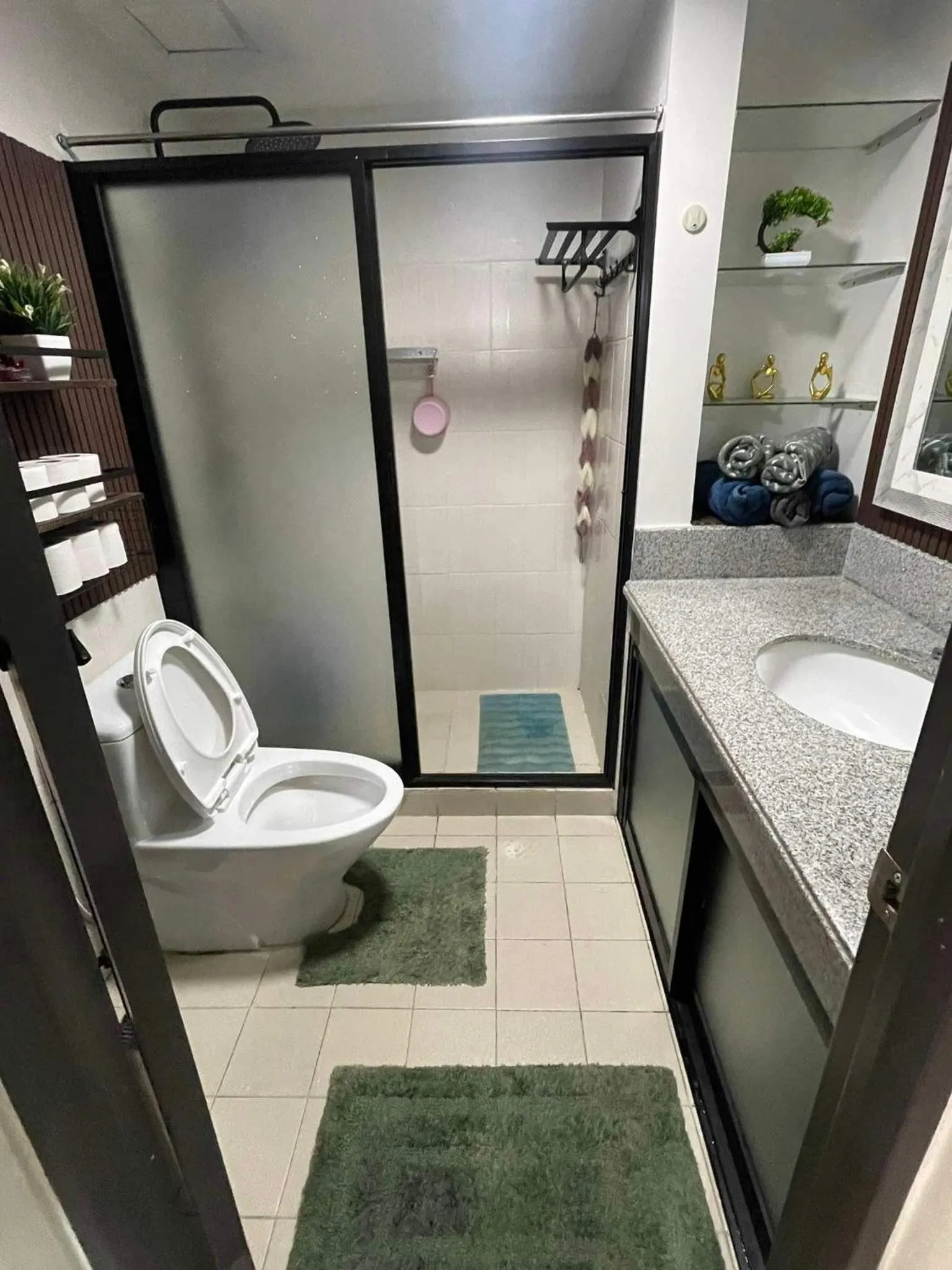 Bathroom in MaRoy Suites at Asteria Residences (Near NAIA with free Parking+Fiber Internet)