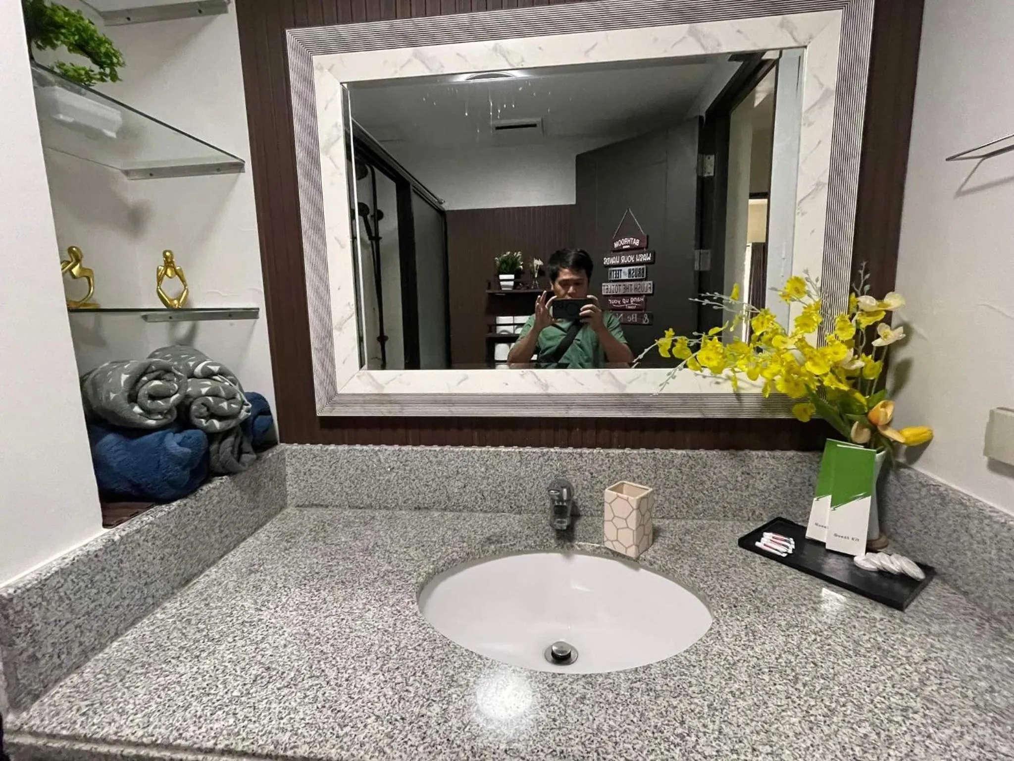 Bathroom in MaRoy Suites at Asteria Residences (Near NAIA with free Parking+Fiber Internet)