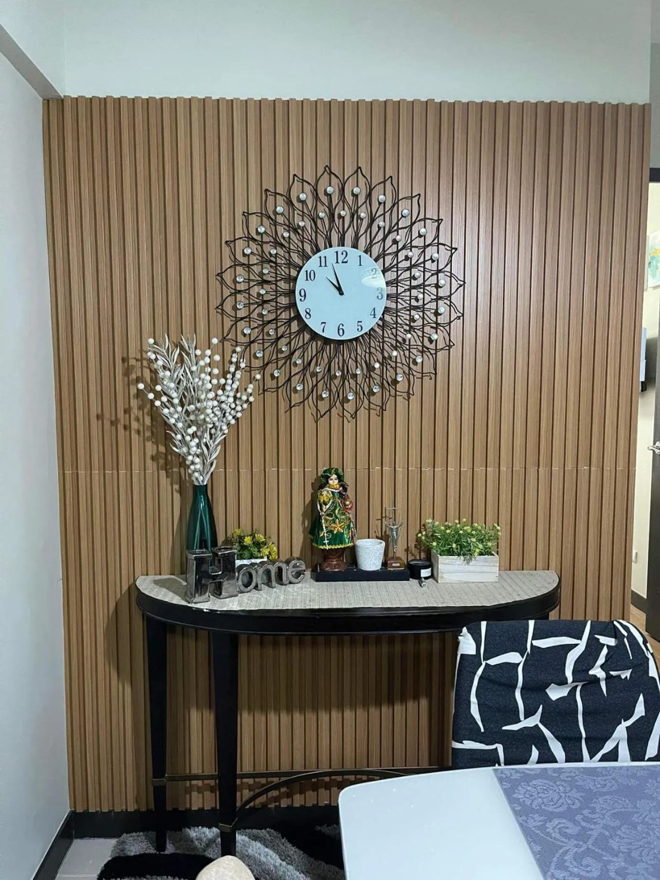 Dining area, Bed in MaRoy Suites at Asteria Residences (Near NAIA with free Parking+Fiber Internet)