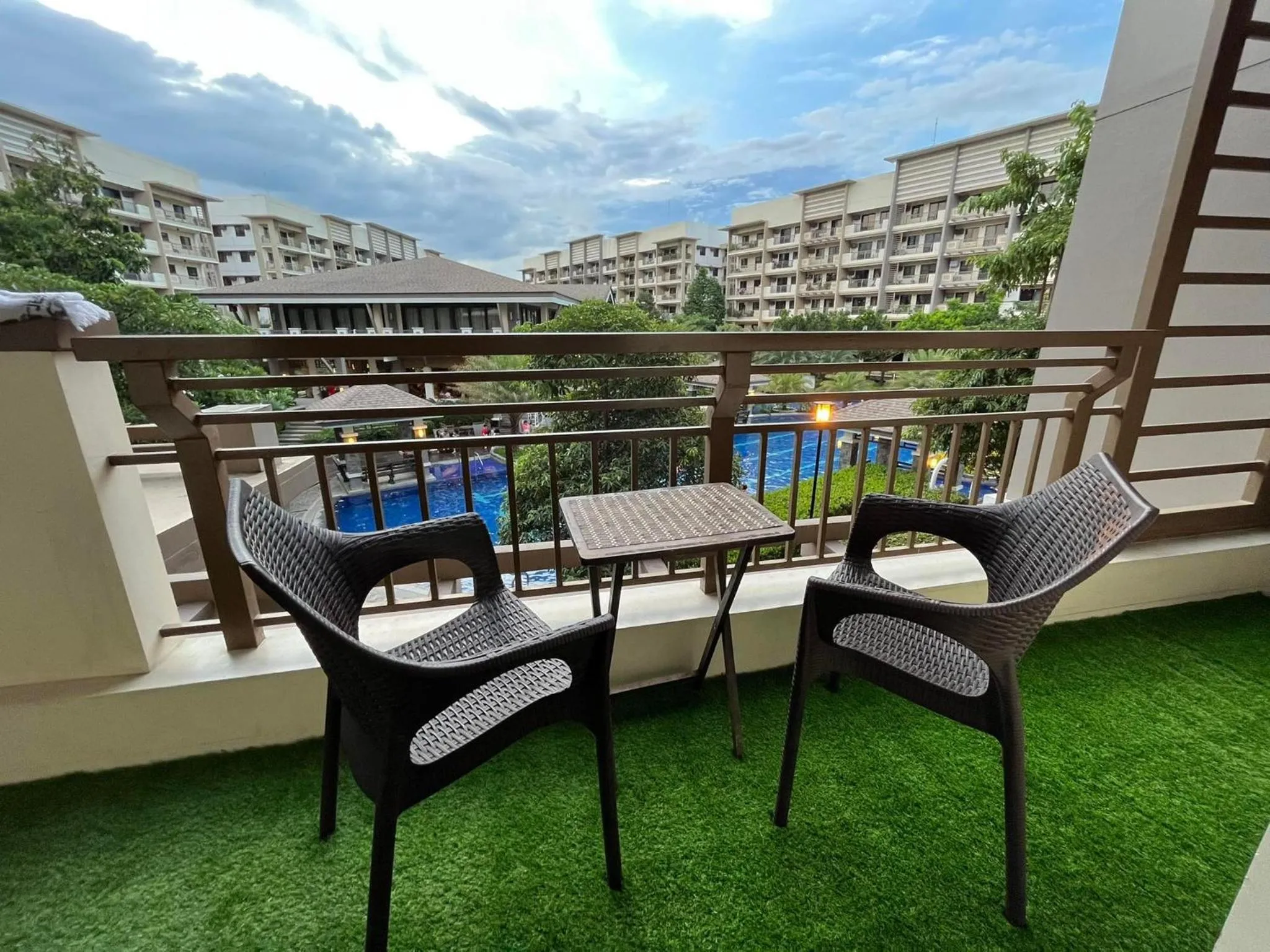 Balcony/Terrace in MaRoy Suites at Asteria Residences (Near NAIA with free Parking+Fiber Internet)