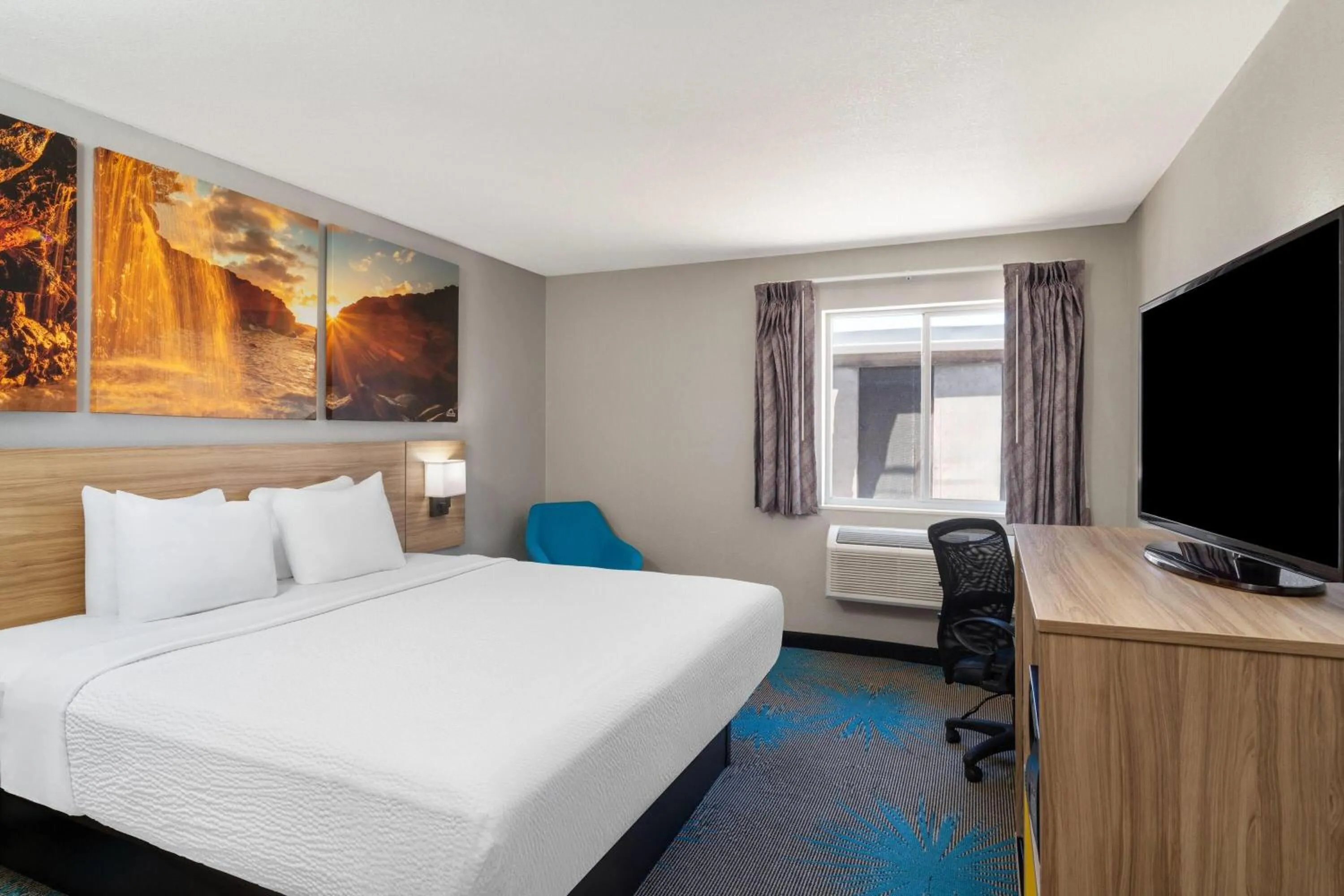 Photo of the whole room, Bed in Days Inn by Wyndham Canon City