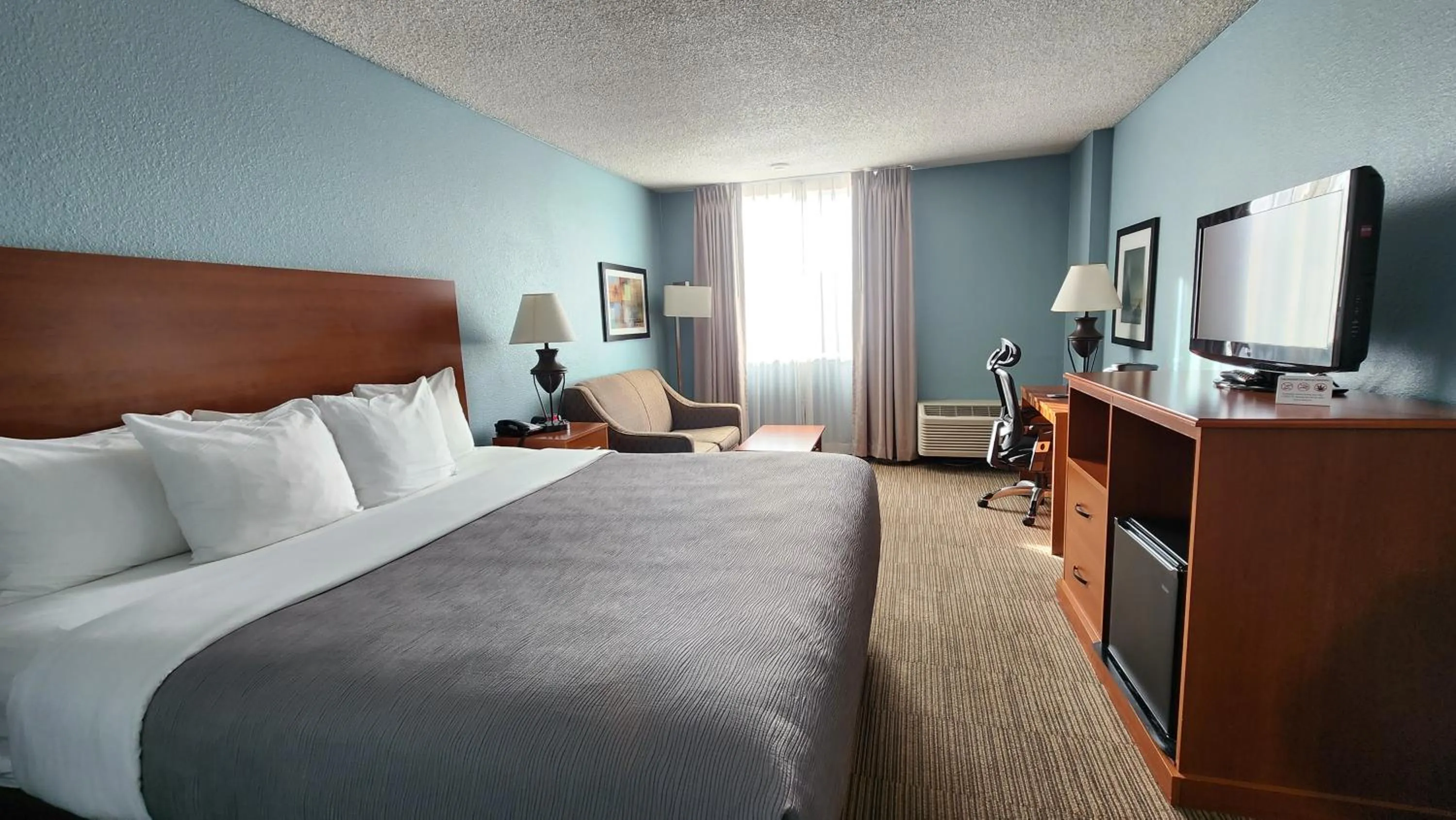 Bed in Quality Inn & Suites Garden Of The Gods