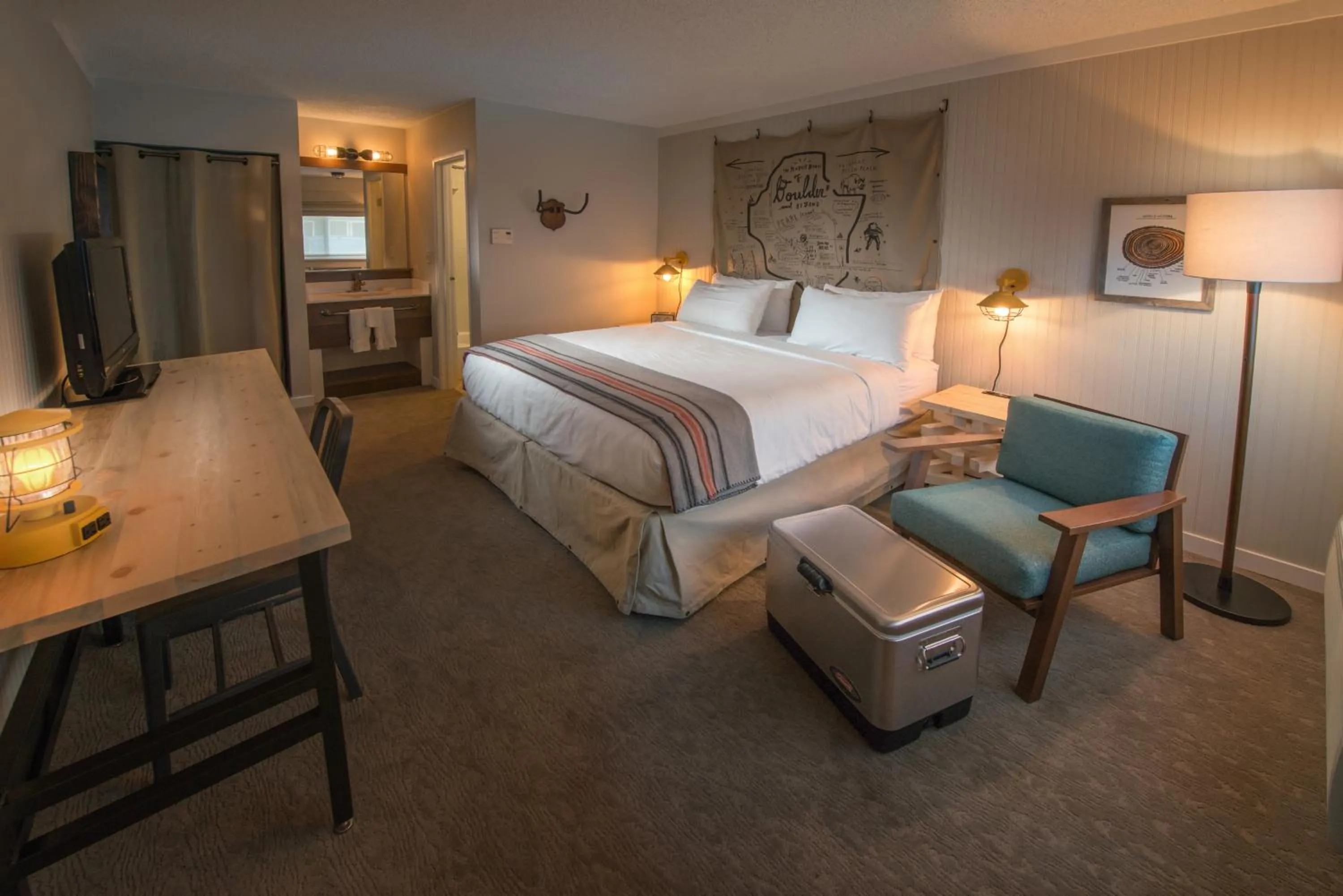 Photo of the whole room, Bed in Basecamp Boulder