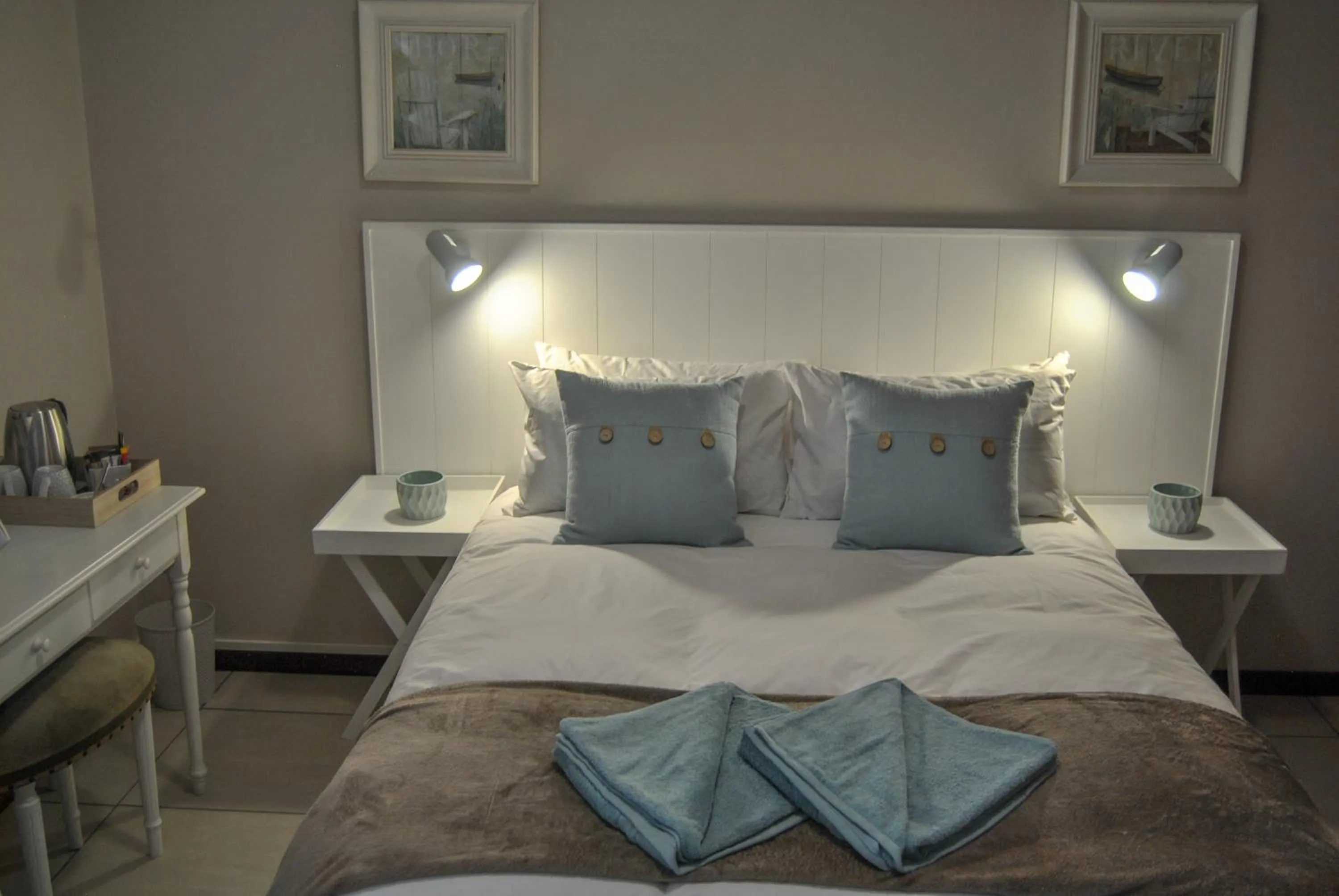 Bed in Hamilton Urban Farm Guest House