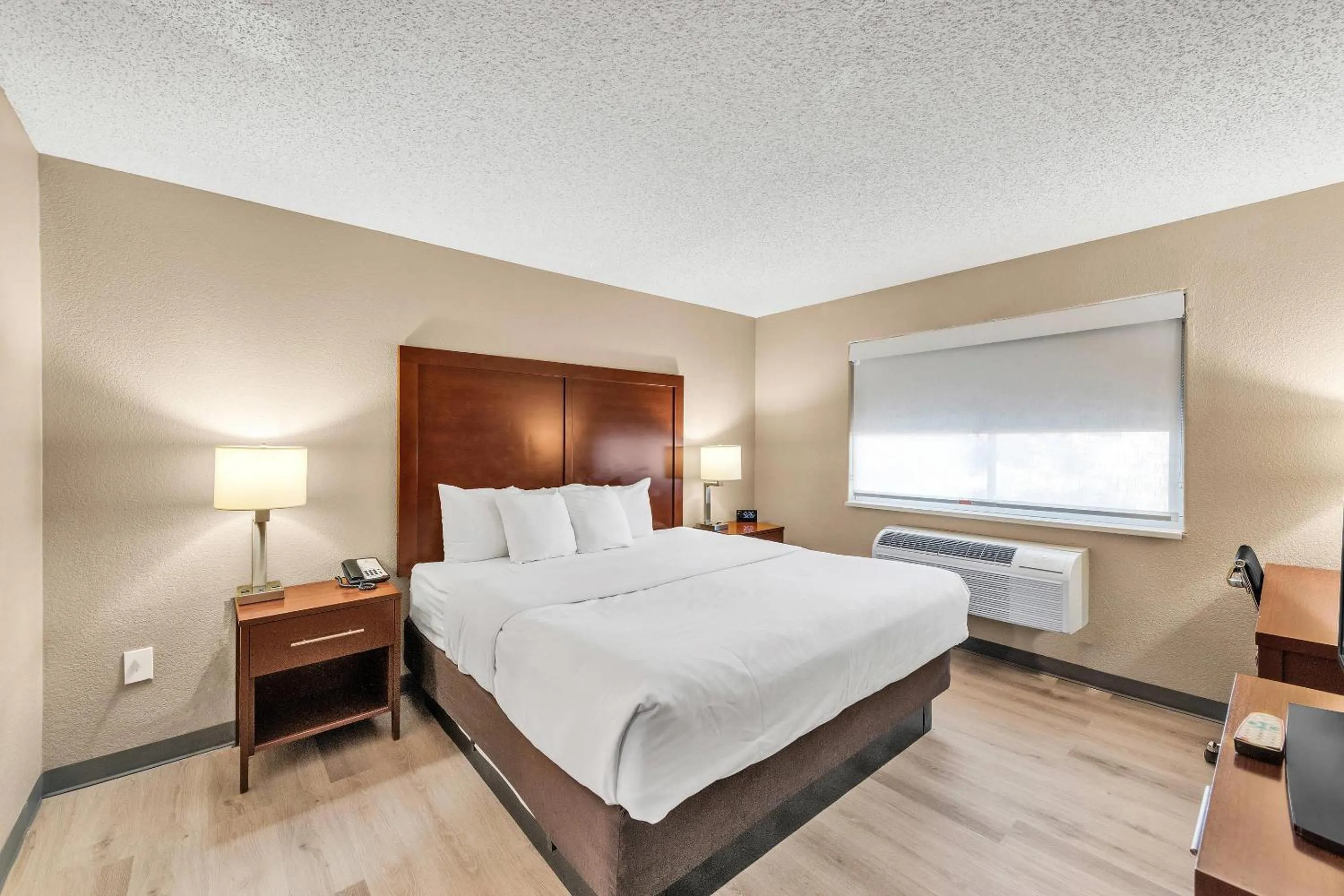 Bedroom, Bed in Comfort Suites Lakewood - Denver