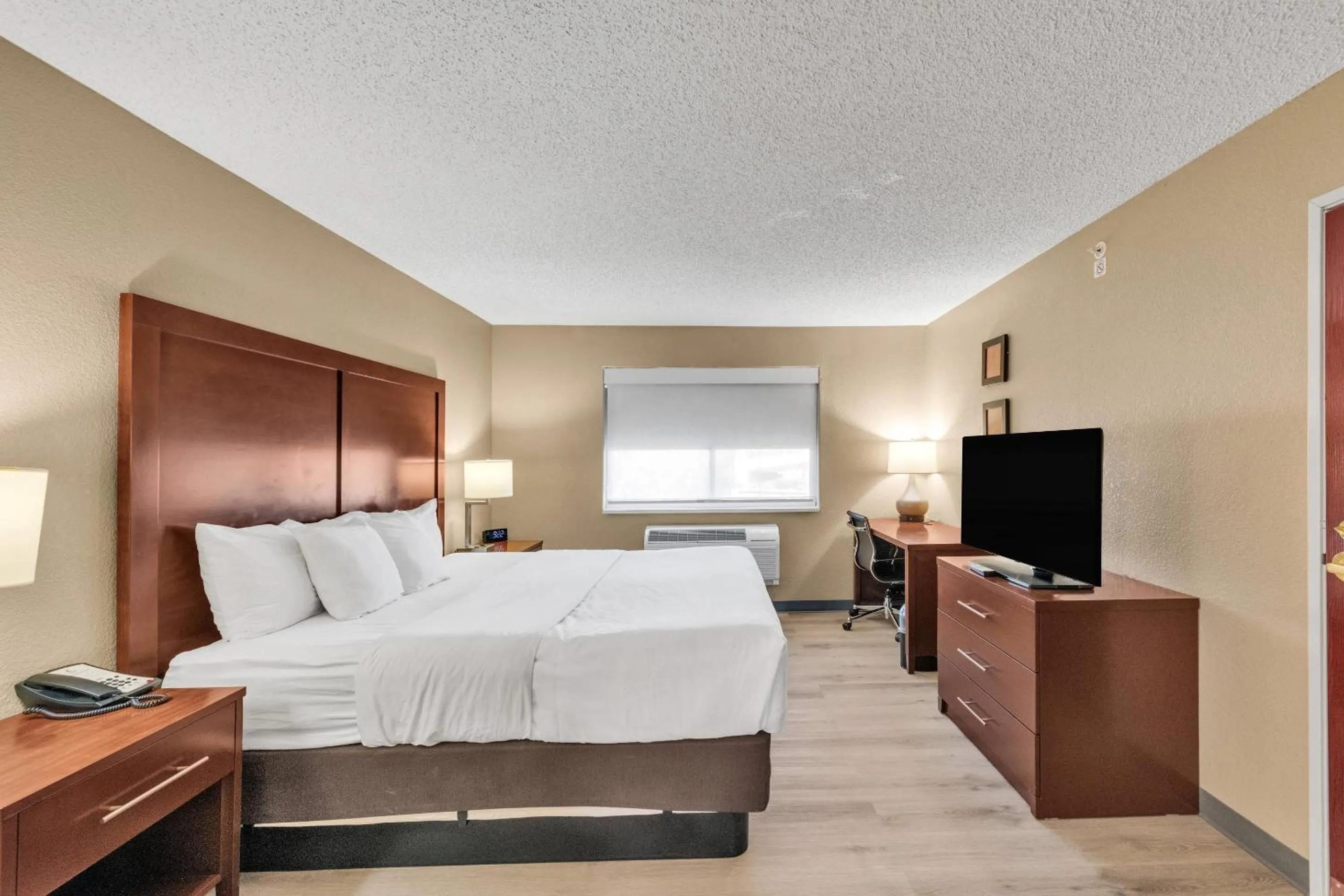 Bedroom, Bed in Comfort Suites Lakewood - Denver