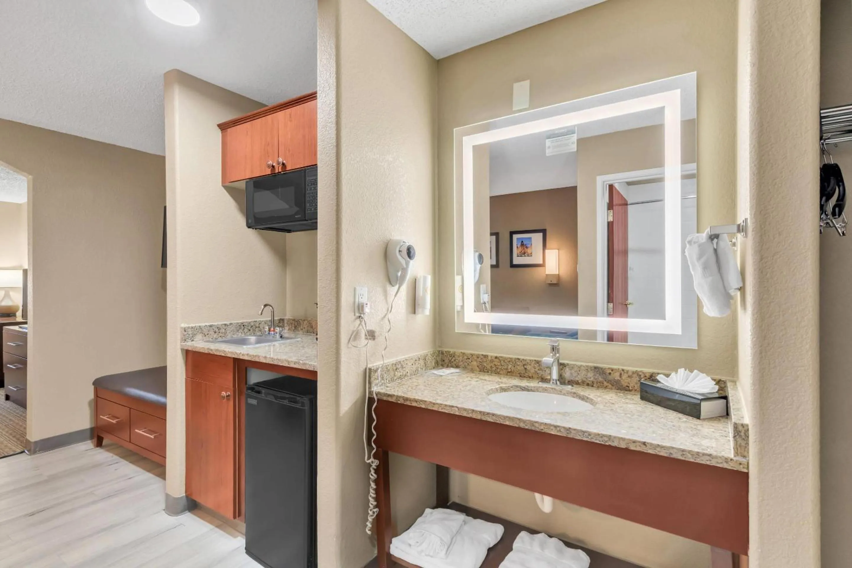 Bedroom in Comfort Suites Lakewood - Denver