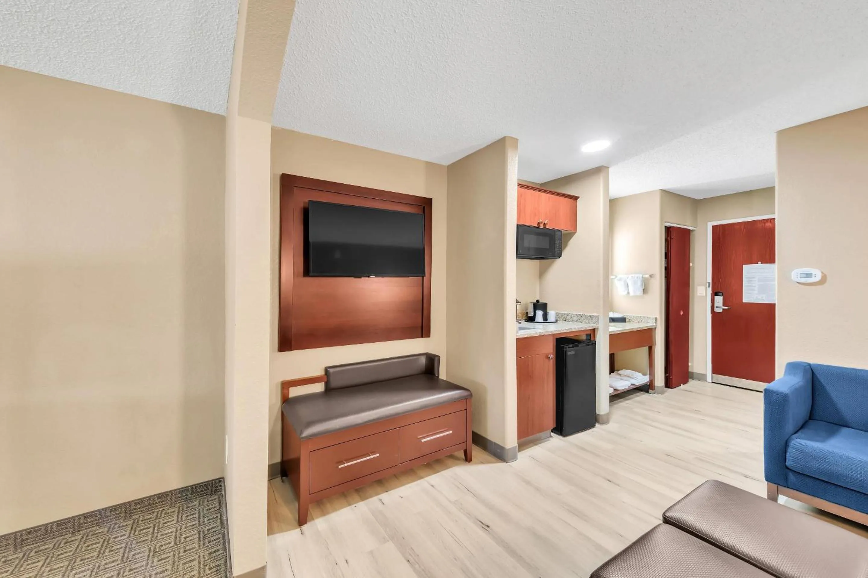 Bedroom in Comfort Suites Lakewood - Denver