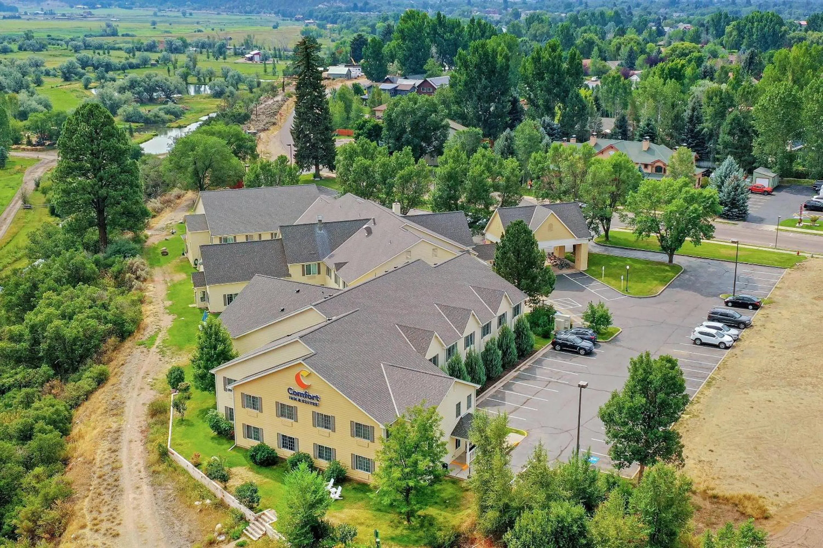 Property building in Comfort Inn & Suites Carbondale on the Roaring Fork