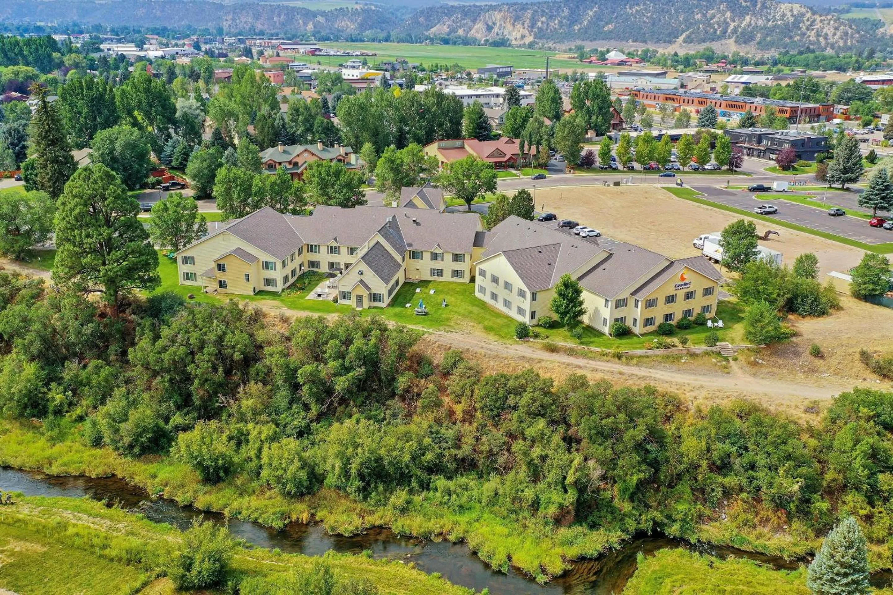 Property building in Comfort Inn & Suites Carbondale on the Roaring Fork