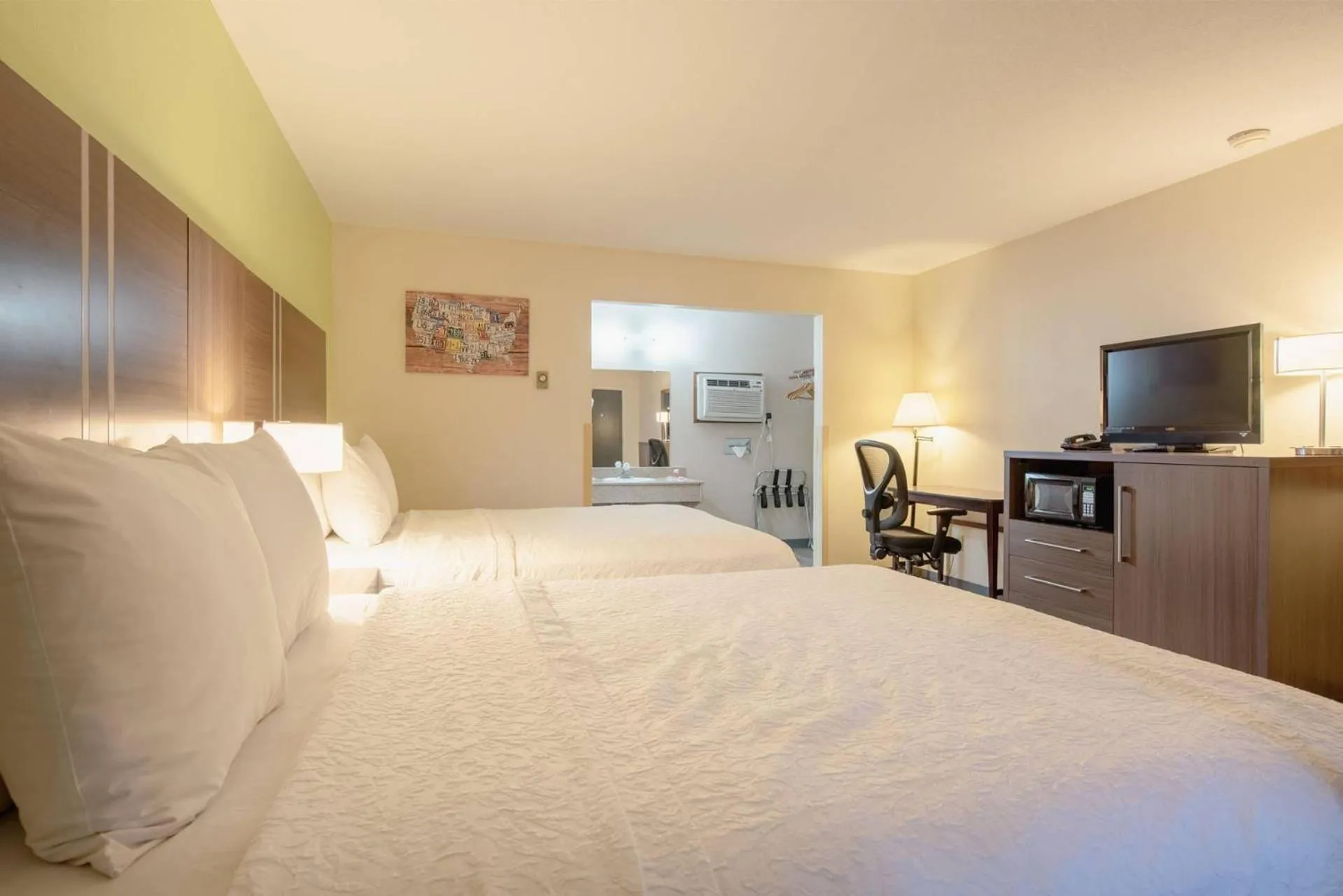 Bedroom, Bed in Econo Lodge Cortez near Mesa Verde