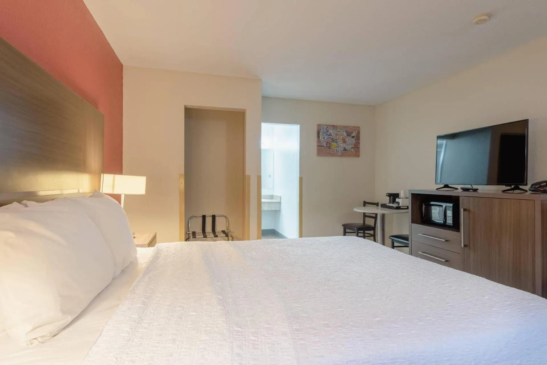 Bedroom, Bed in Econo Lodge Cortez near Mesa Verde