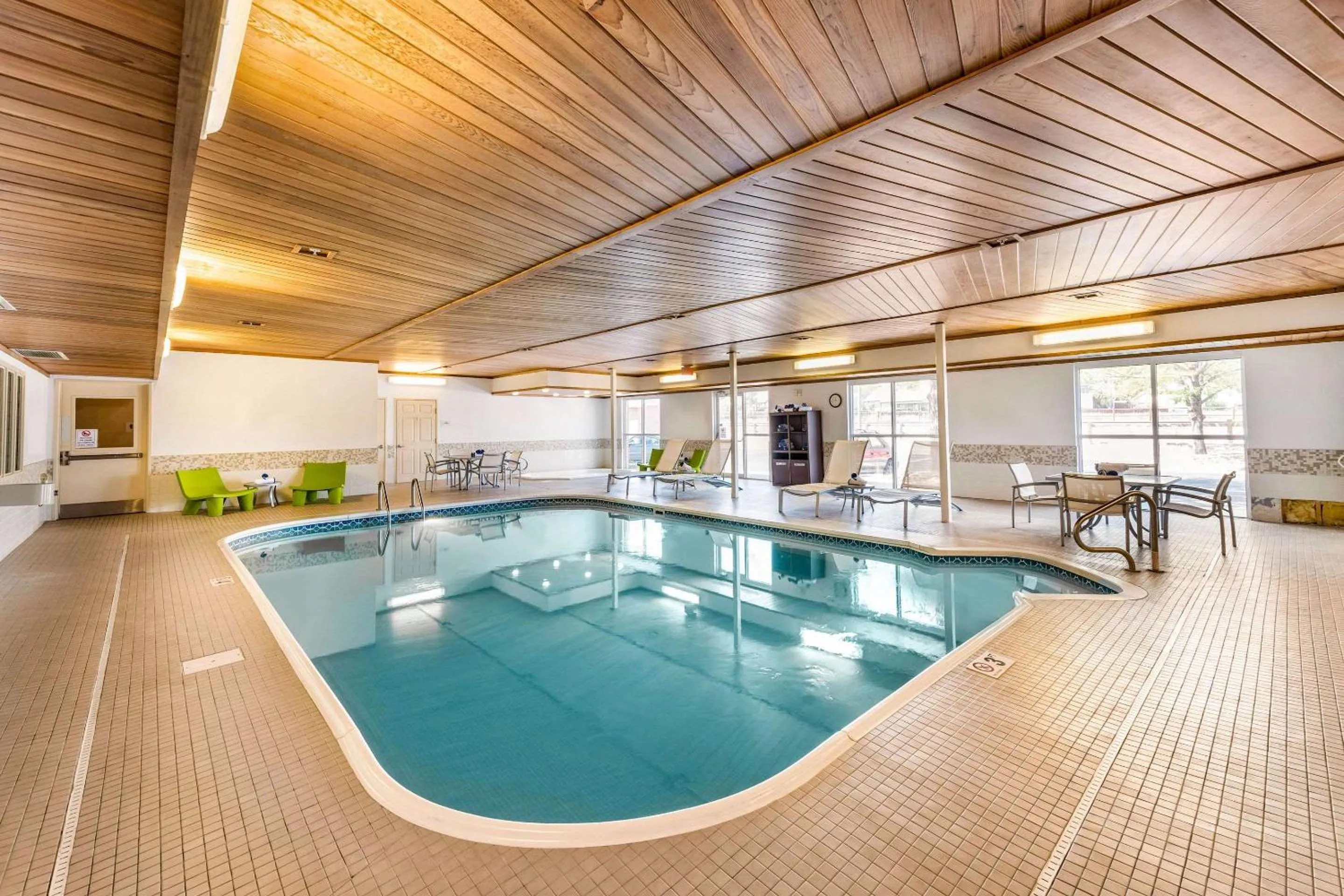 Swimming pool in Quality Inn & Suites University Fort Collins