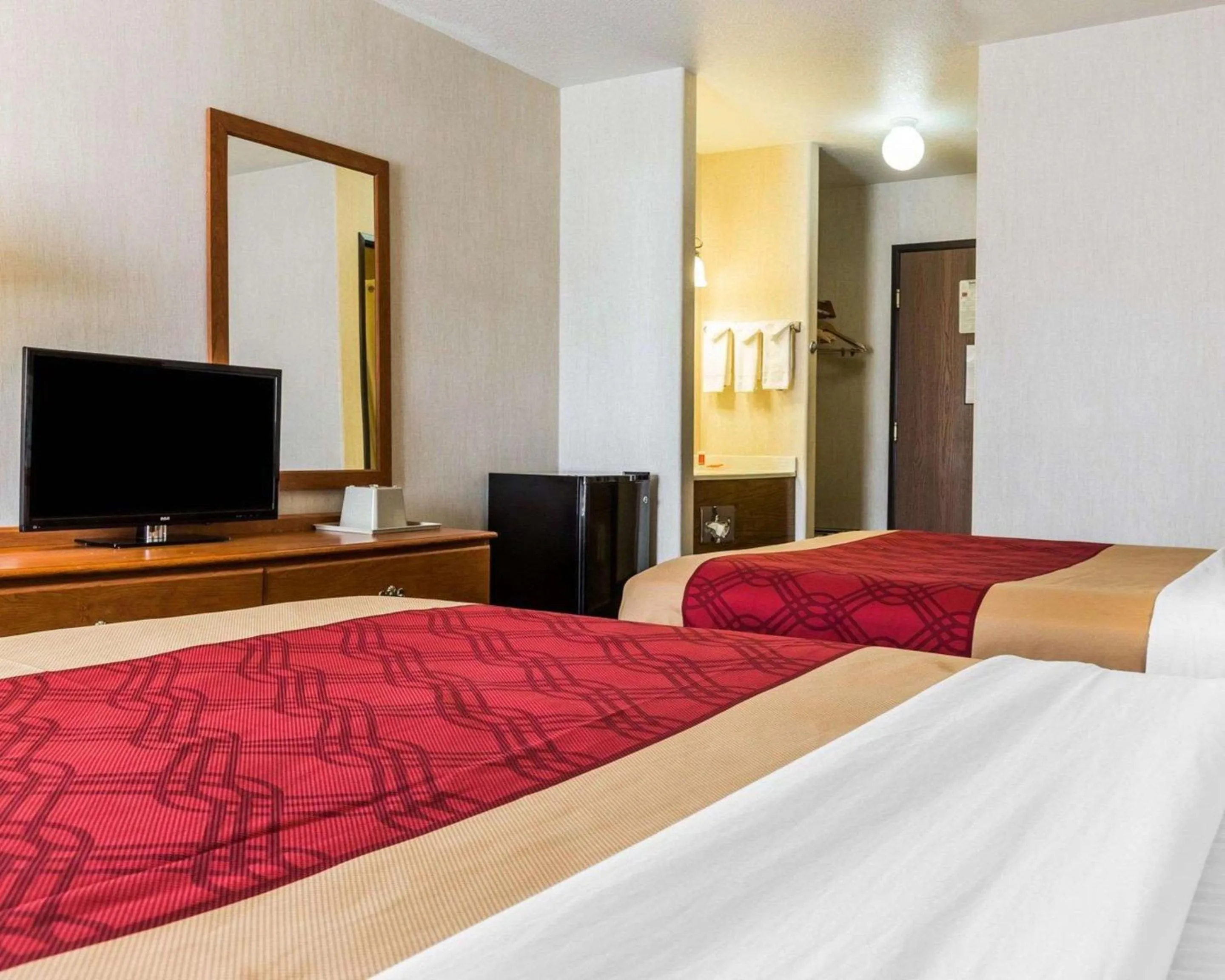 Photo of the whole room, Bed in West End Lodge