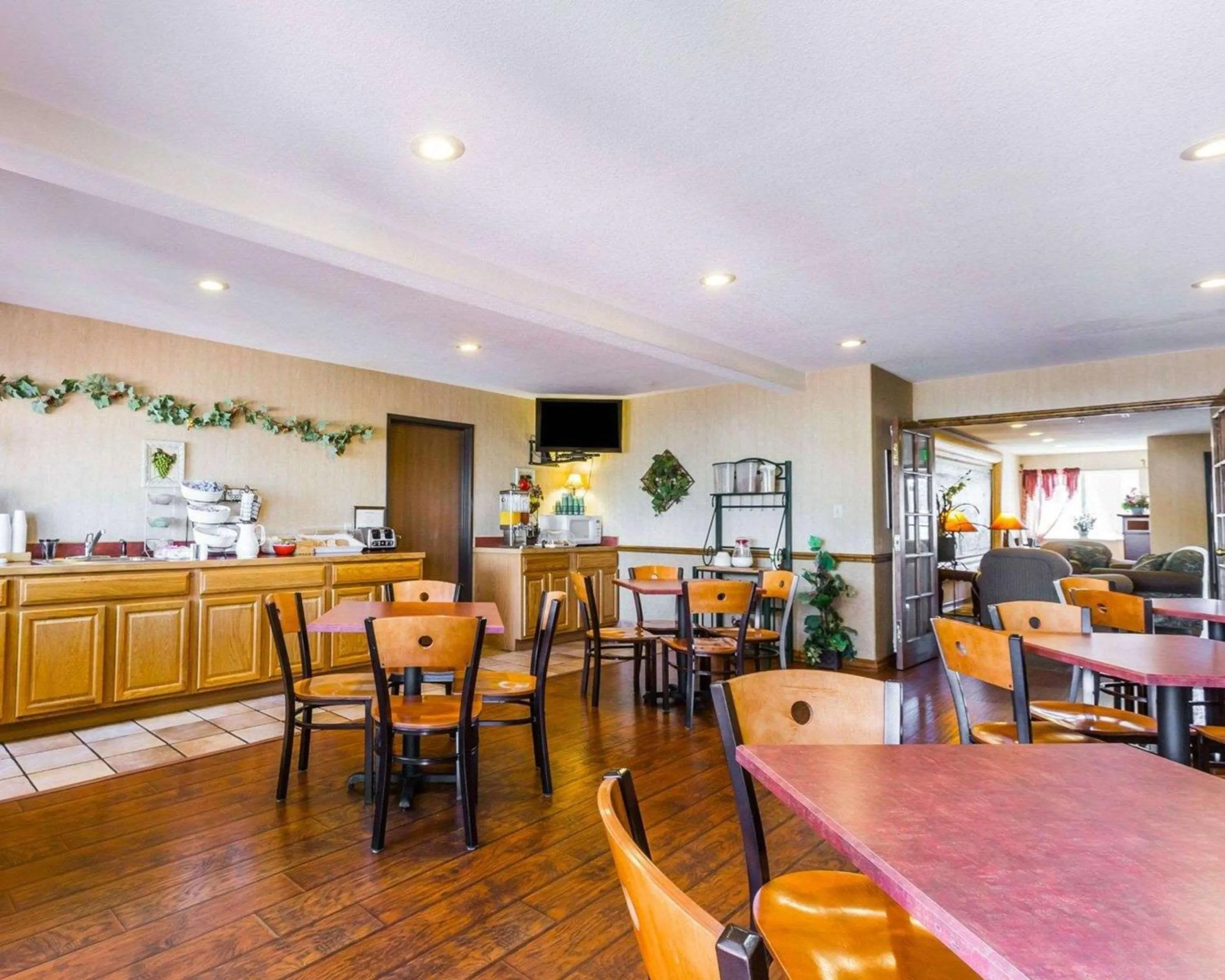 Restaurant/places to eat in West End Lodge