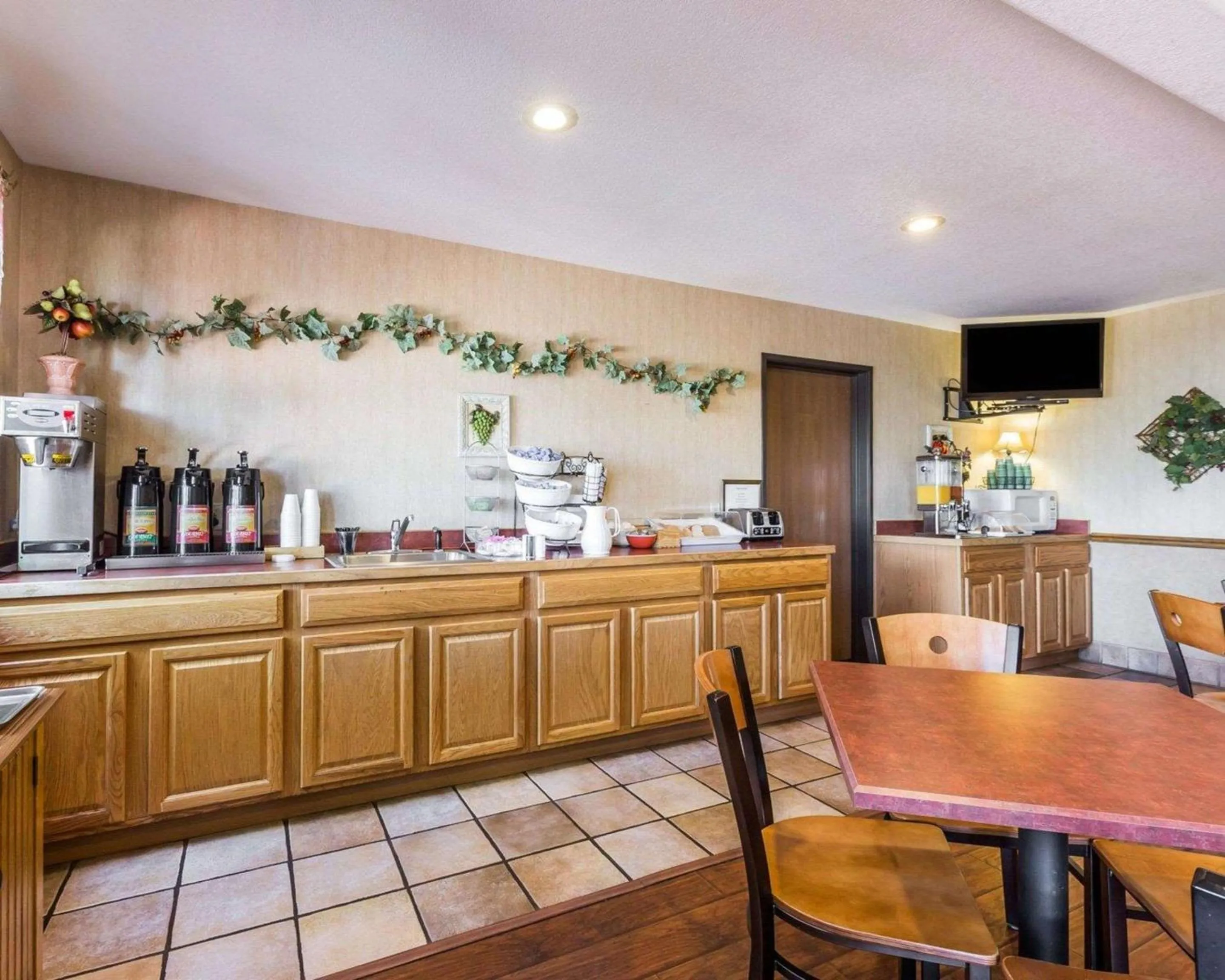 Restaurant/places to eat in West End Lodge