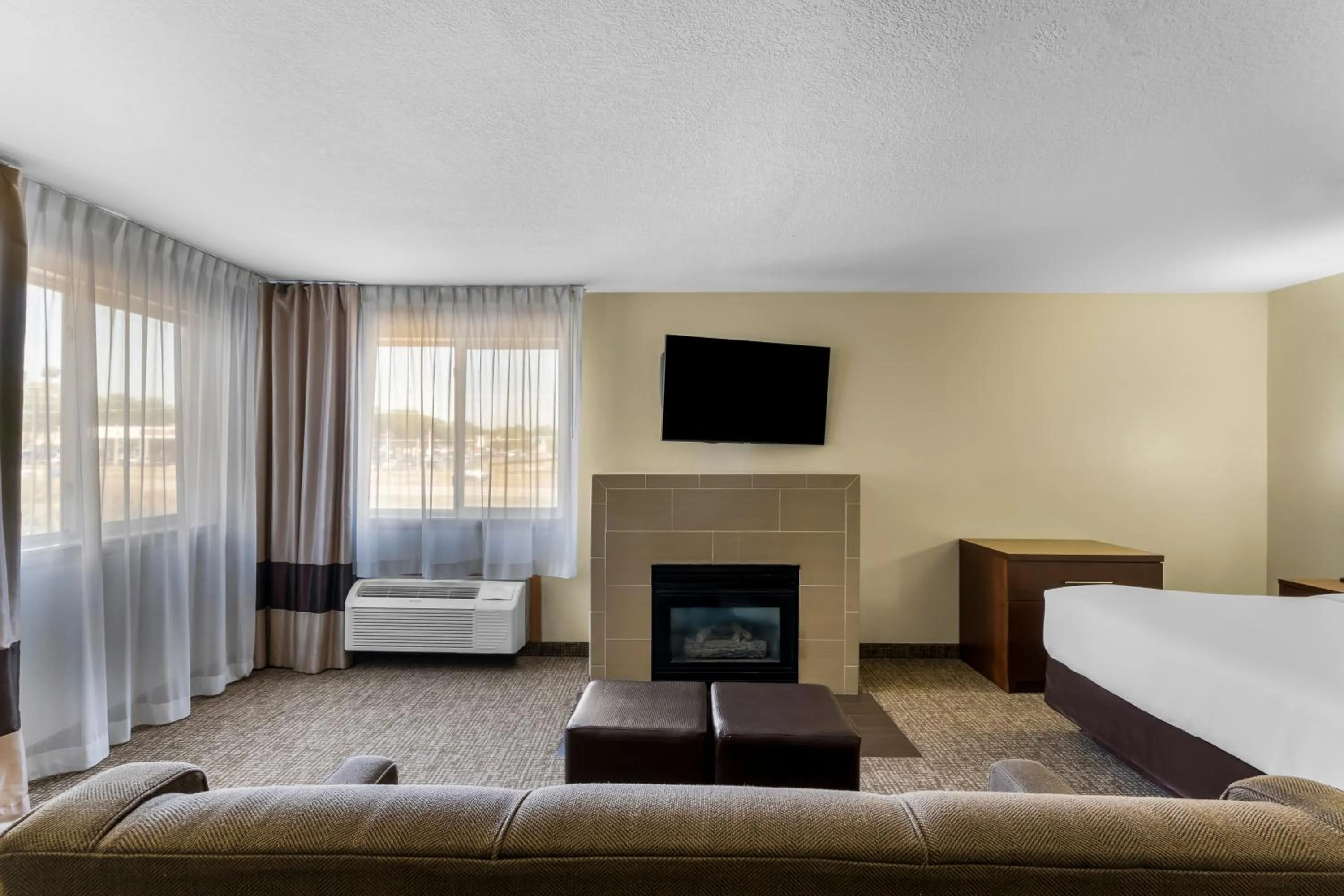 TV and multimedia, Bed in Comfort Inn & Suites Greeley