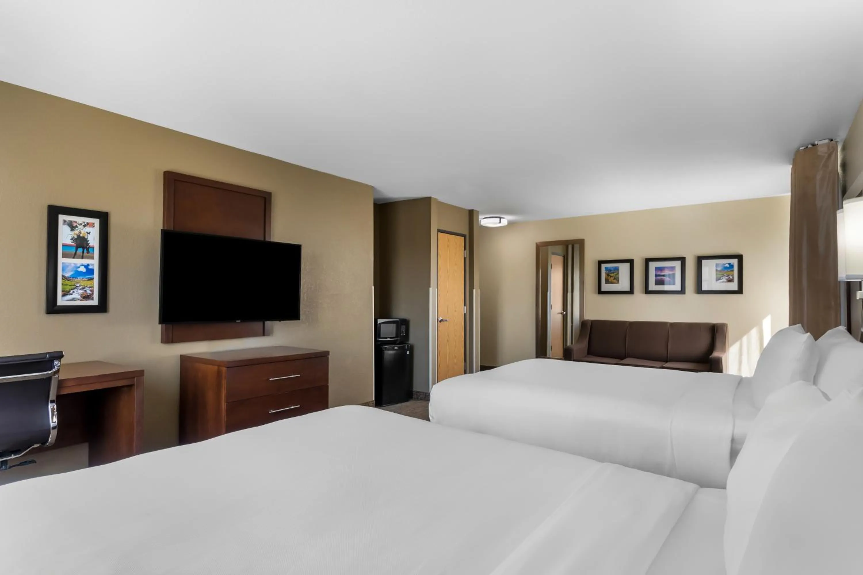 TV and multimedia, Bed in Comfort Inn & Suites Greeley