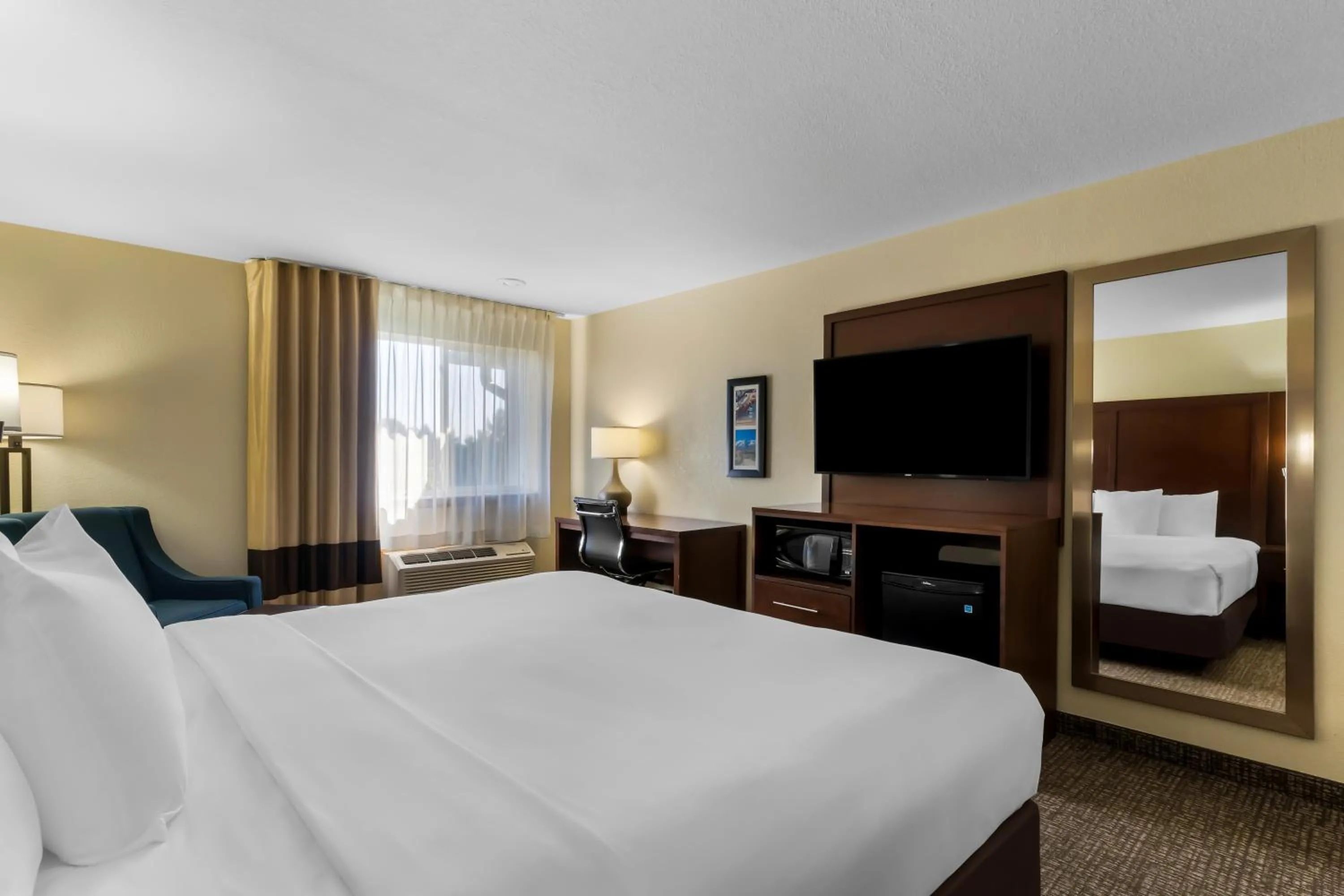 TV and multimedia, Bed in Comfort Inn & Suites Greeley