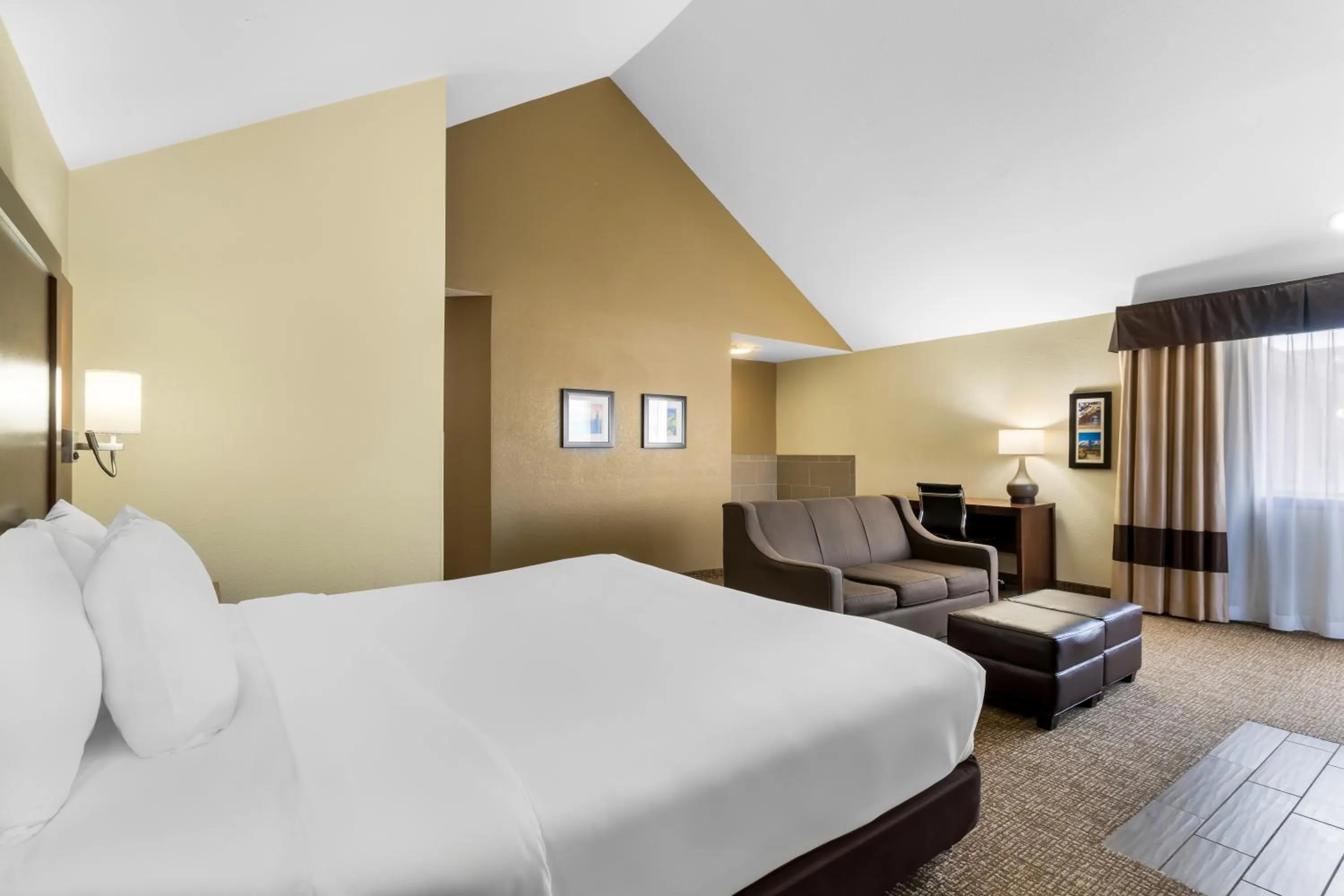 Bed in Comfort Inn & Suites Greeley