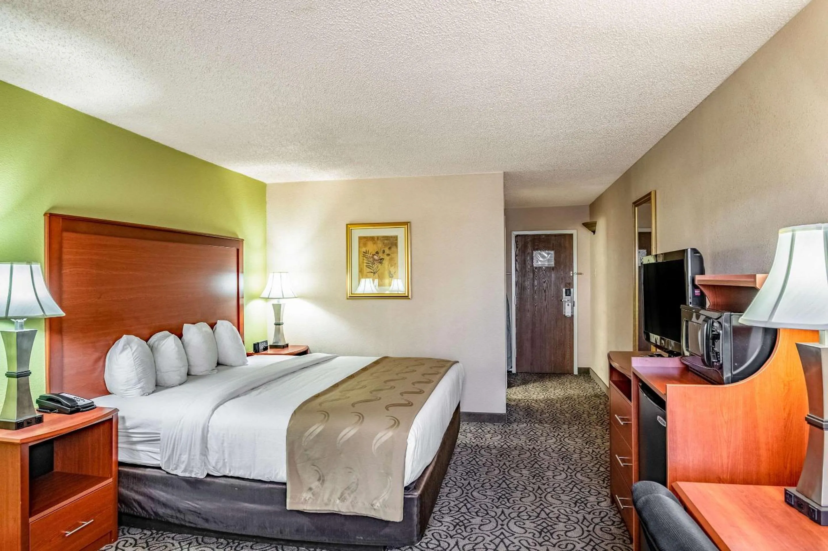 Bedroom, Bed in Quality Inn Trinidad