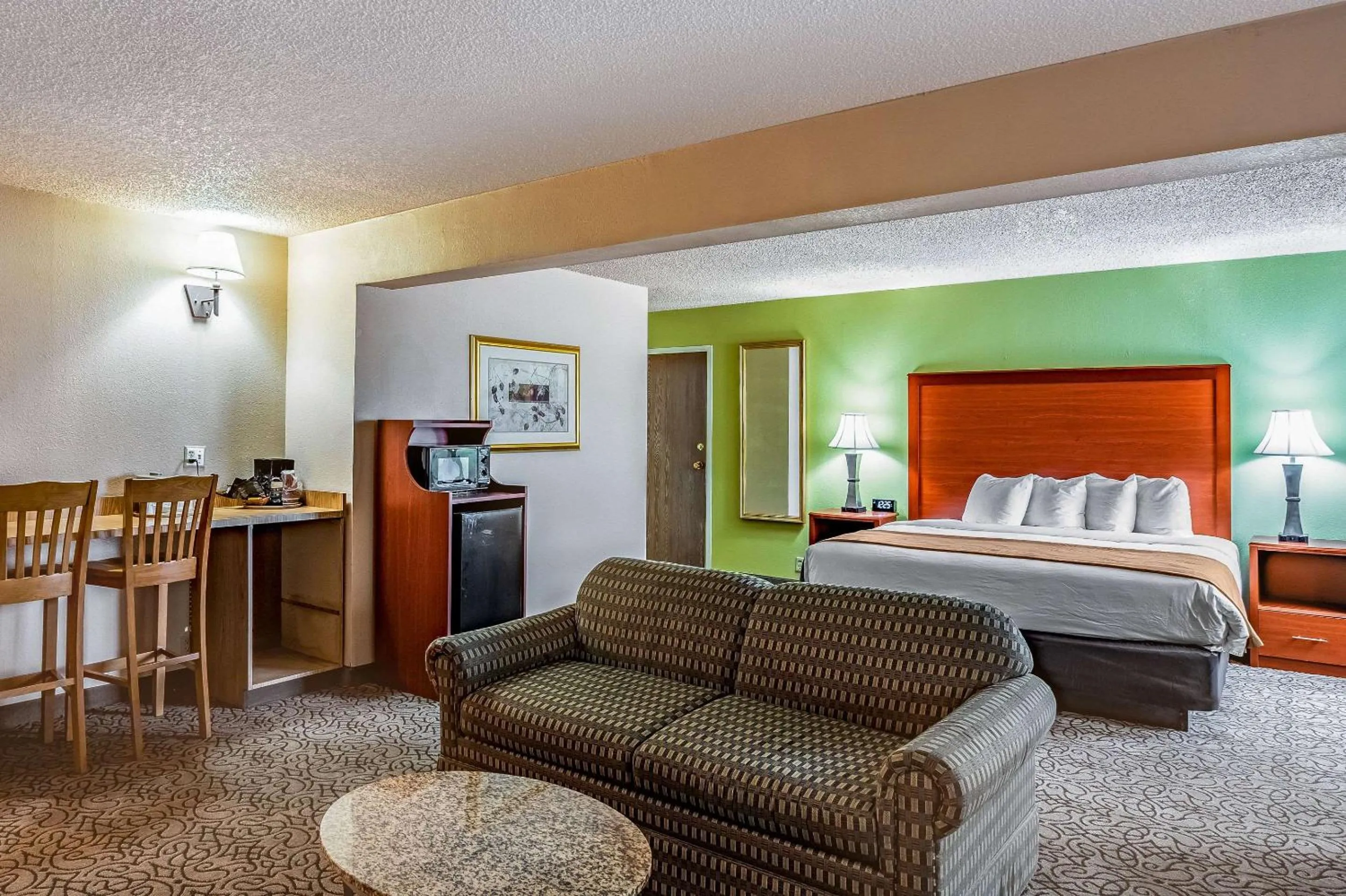 Bedroom, Bed in Quality Inn Trinidad