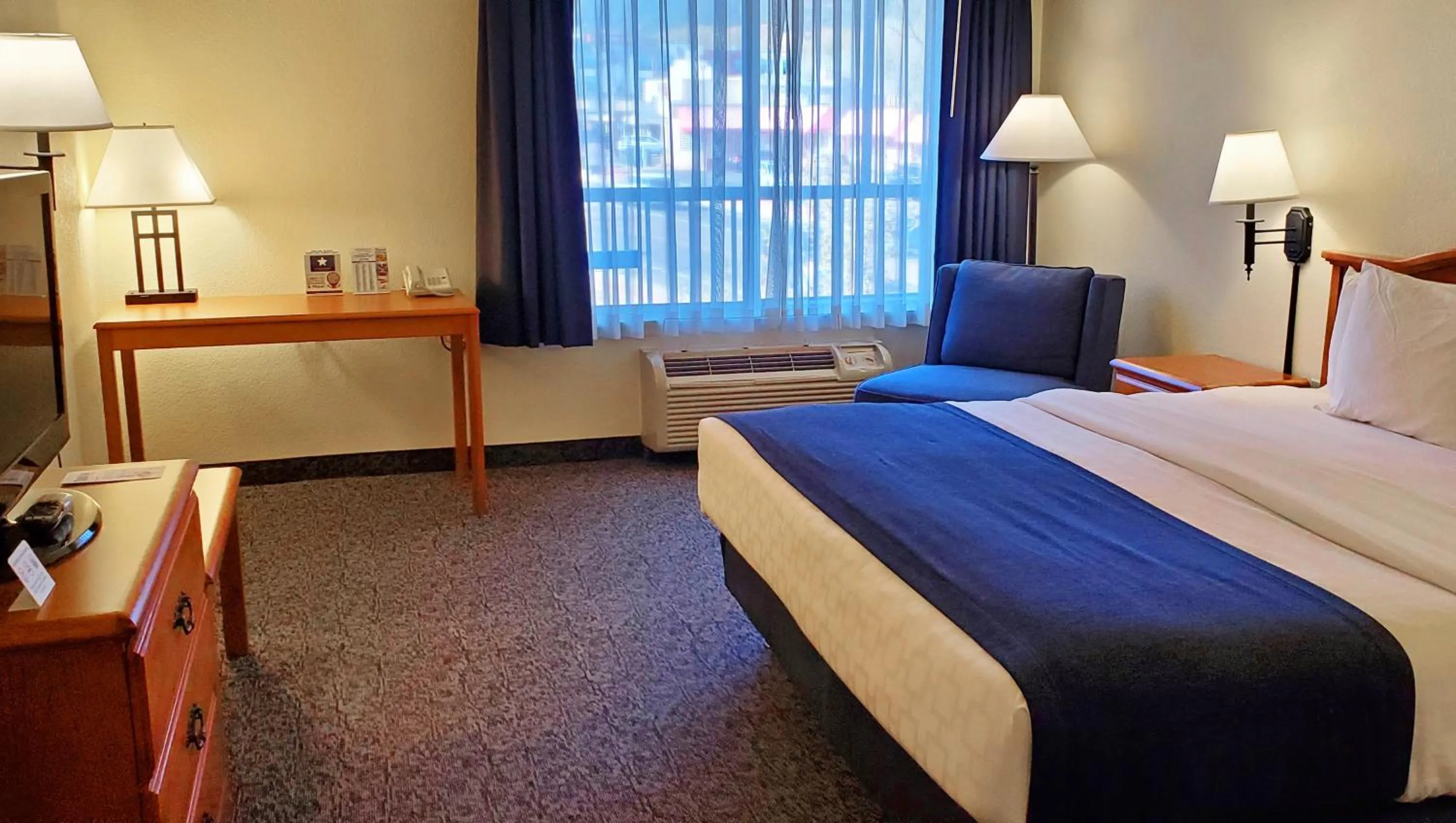 Bedroom, Bed in Magnuson Grand Pikes Peak